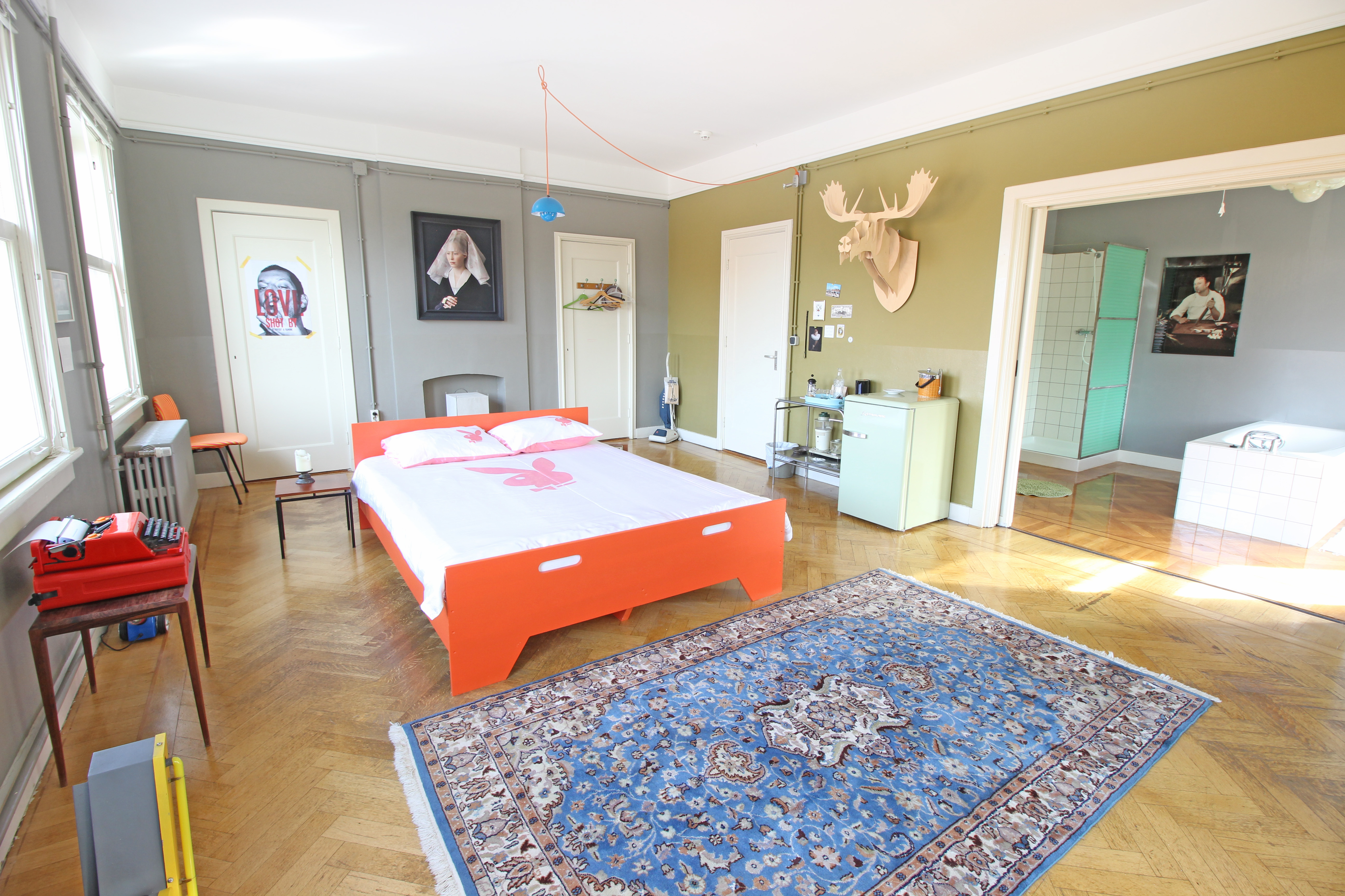 Large room in former bank, walking distance CS — Amsterdam stay