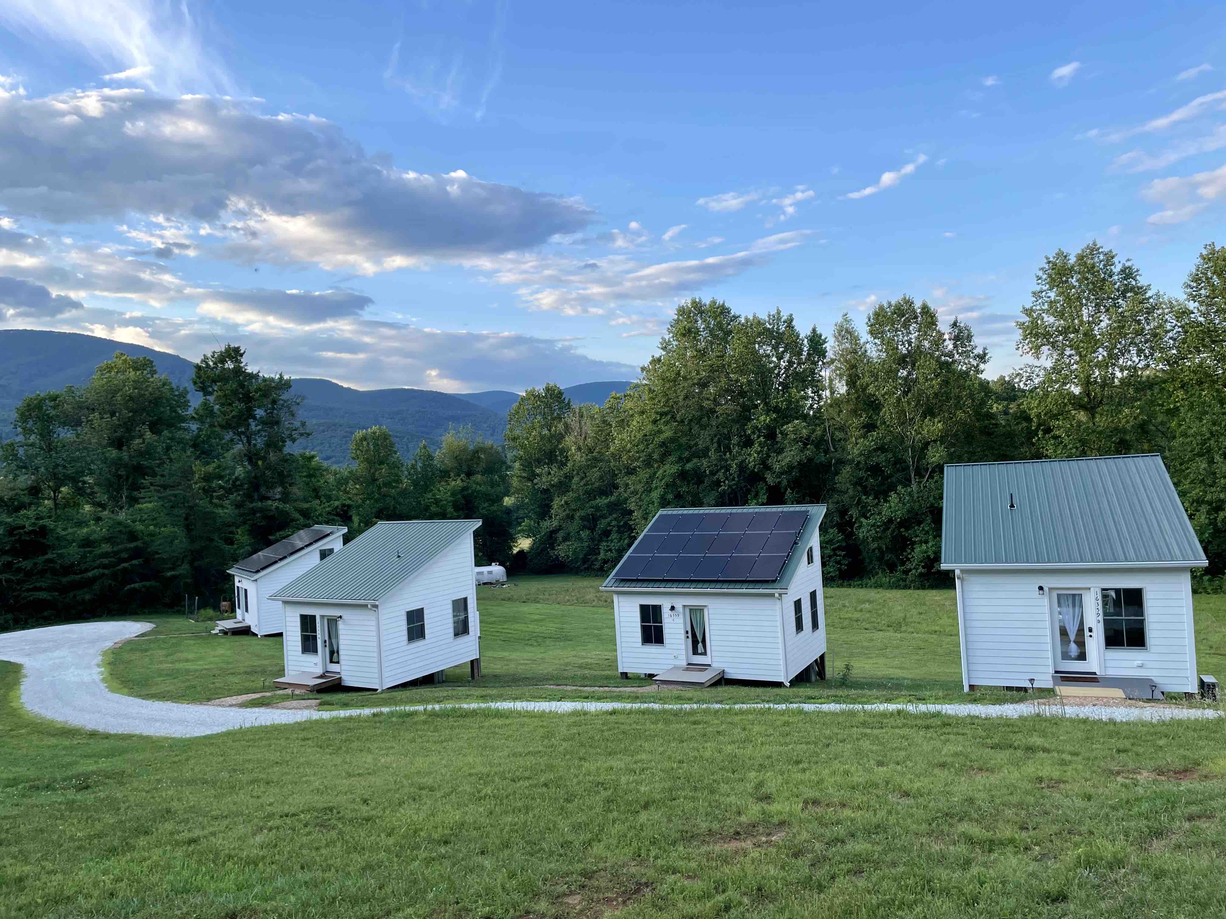 Grace’s Place Petite Retreat B Perfect location! Tiny houses for Rent