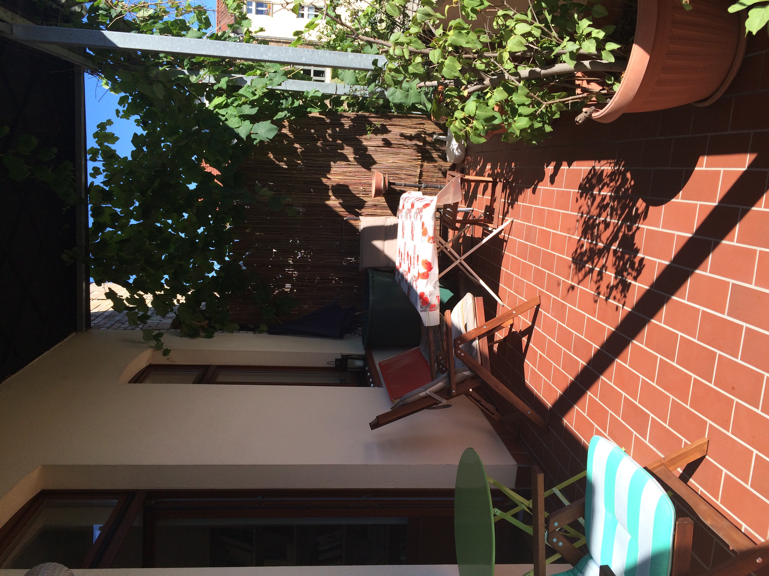 Top location, close to the university, central, quiet, large south-facing balcony