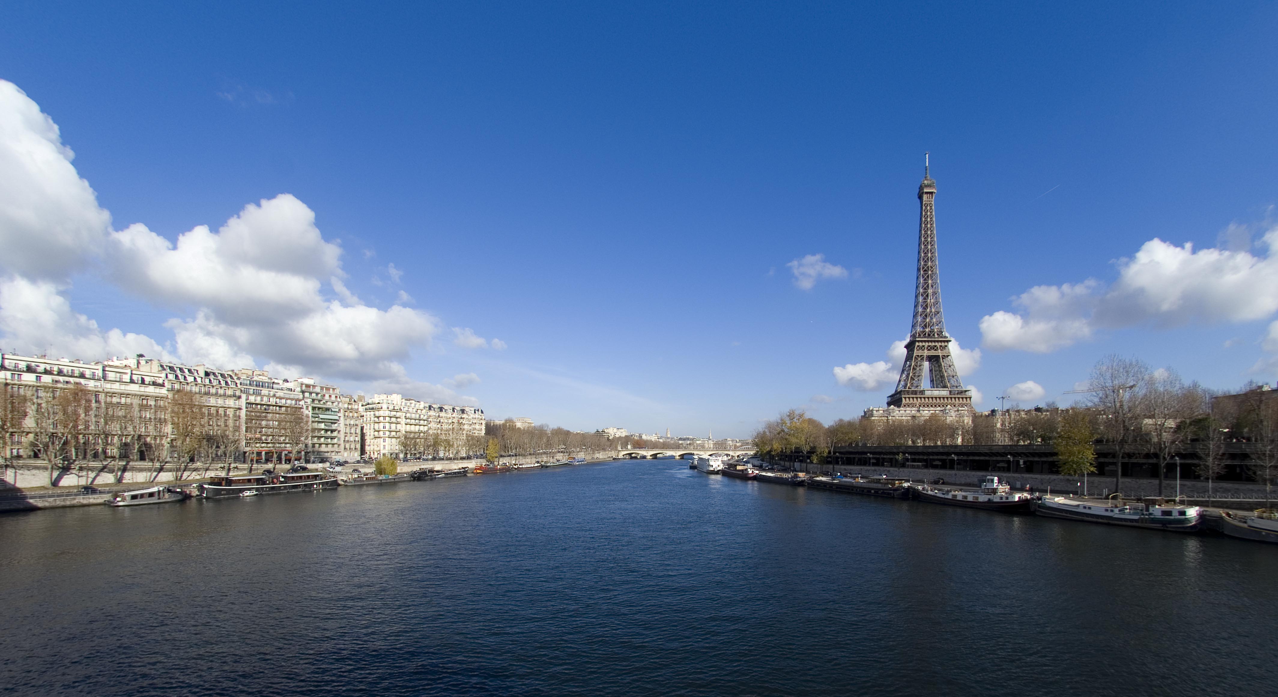 Houseboat under the Eiffel Tower