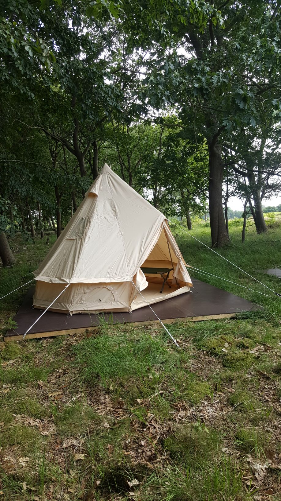 Idyllically located campfire tent