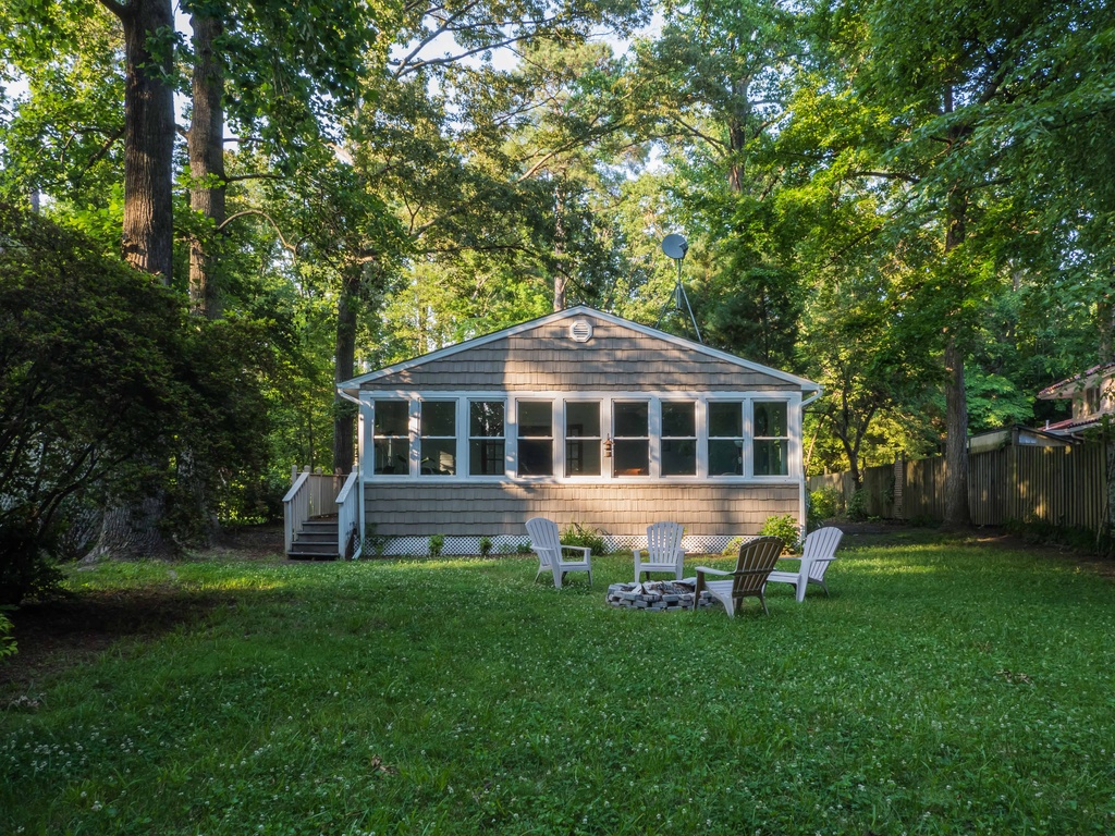 Chesapeake Bay Cottage Cottages for Rent in Lusby, Maryland, United