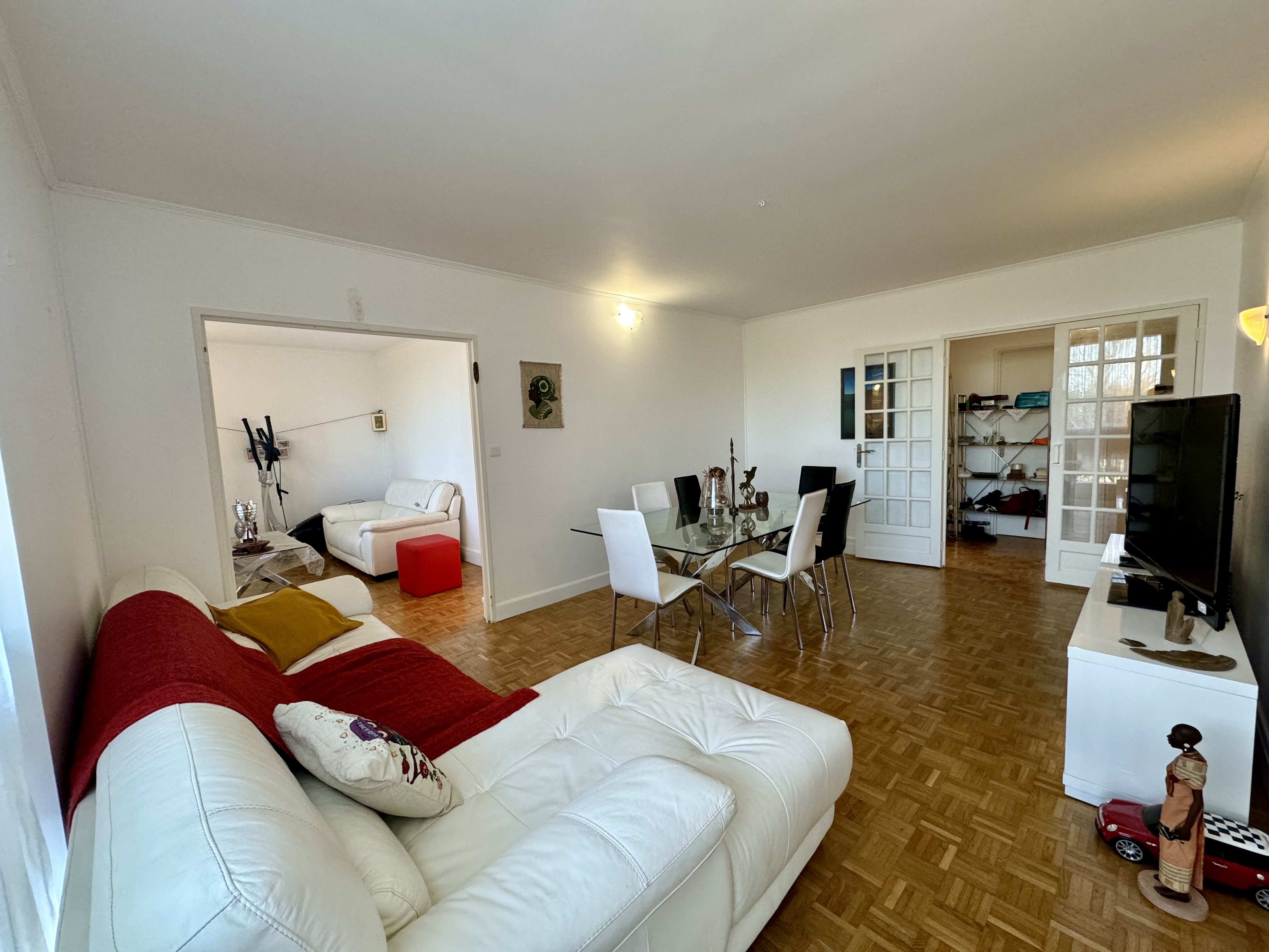 Large Bright & Peaceful Apt