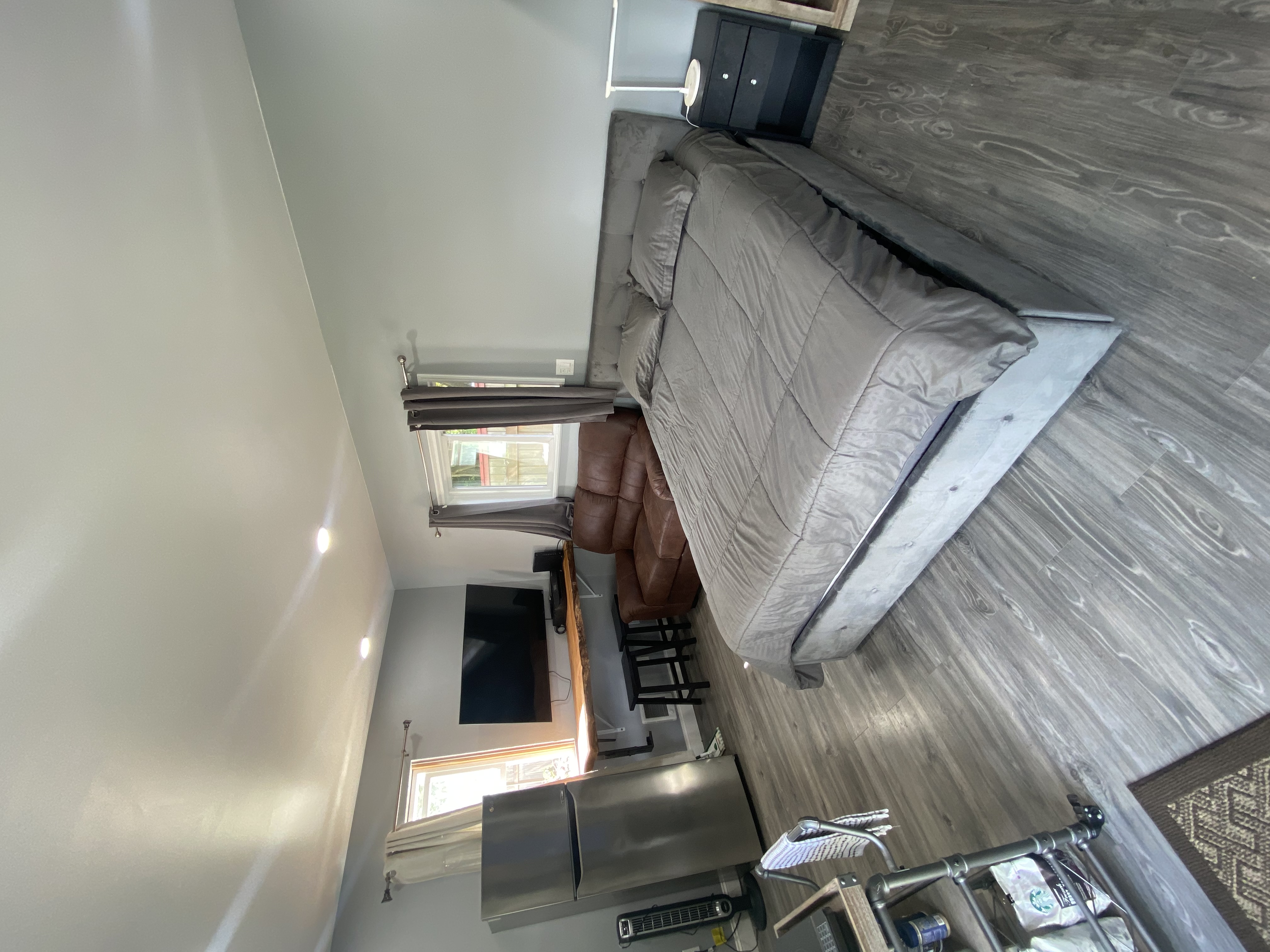 Cozy Modern Suite Near Airport