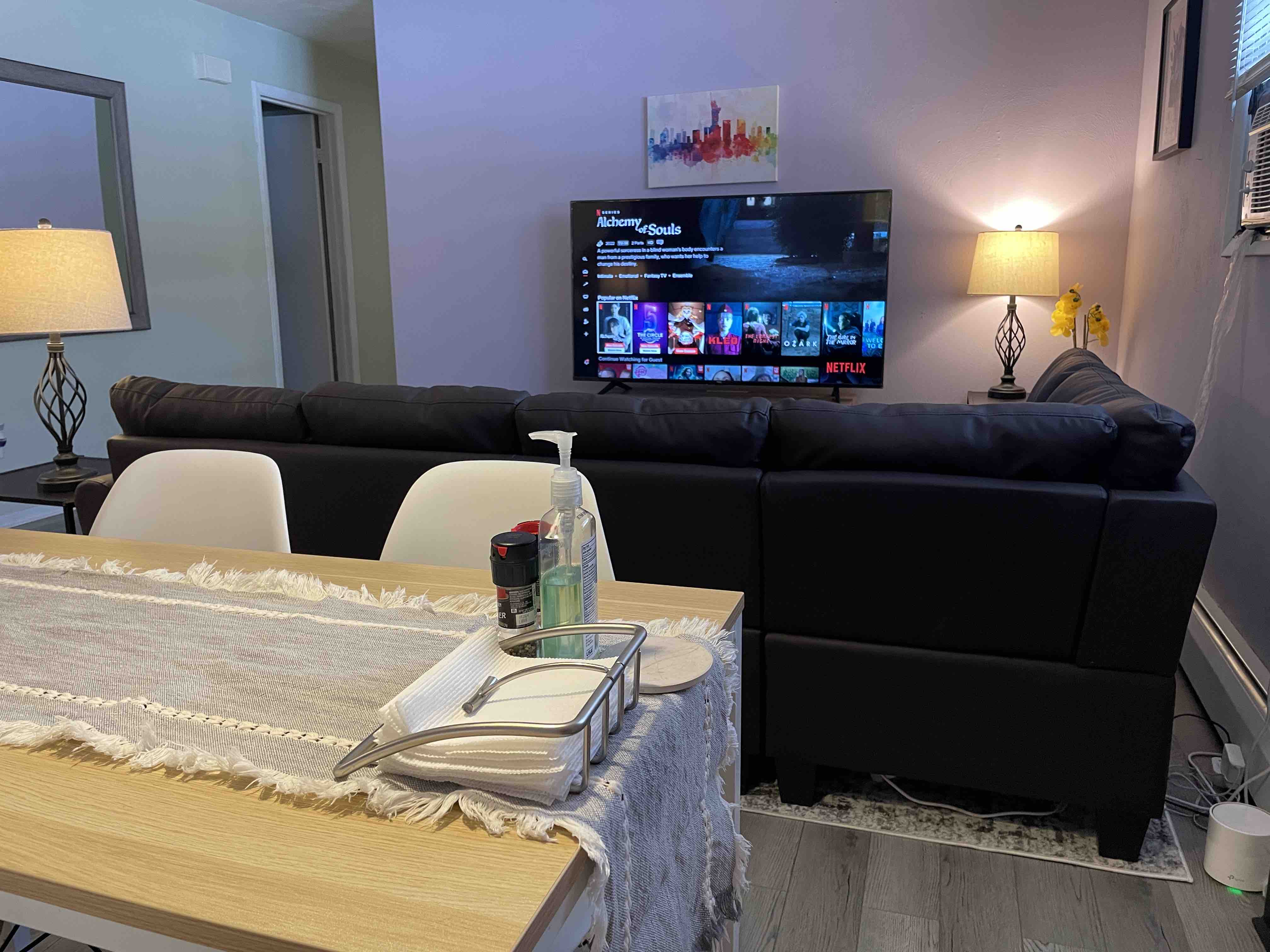 Modern 2-Bedroom Apt near Downtown & Highway