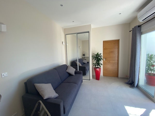 New studio in villa, parking, swimming pool.