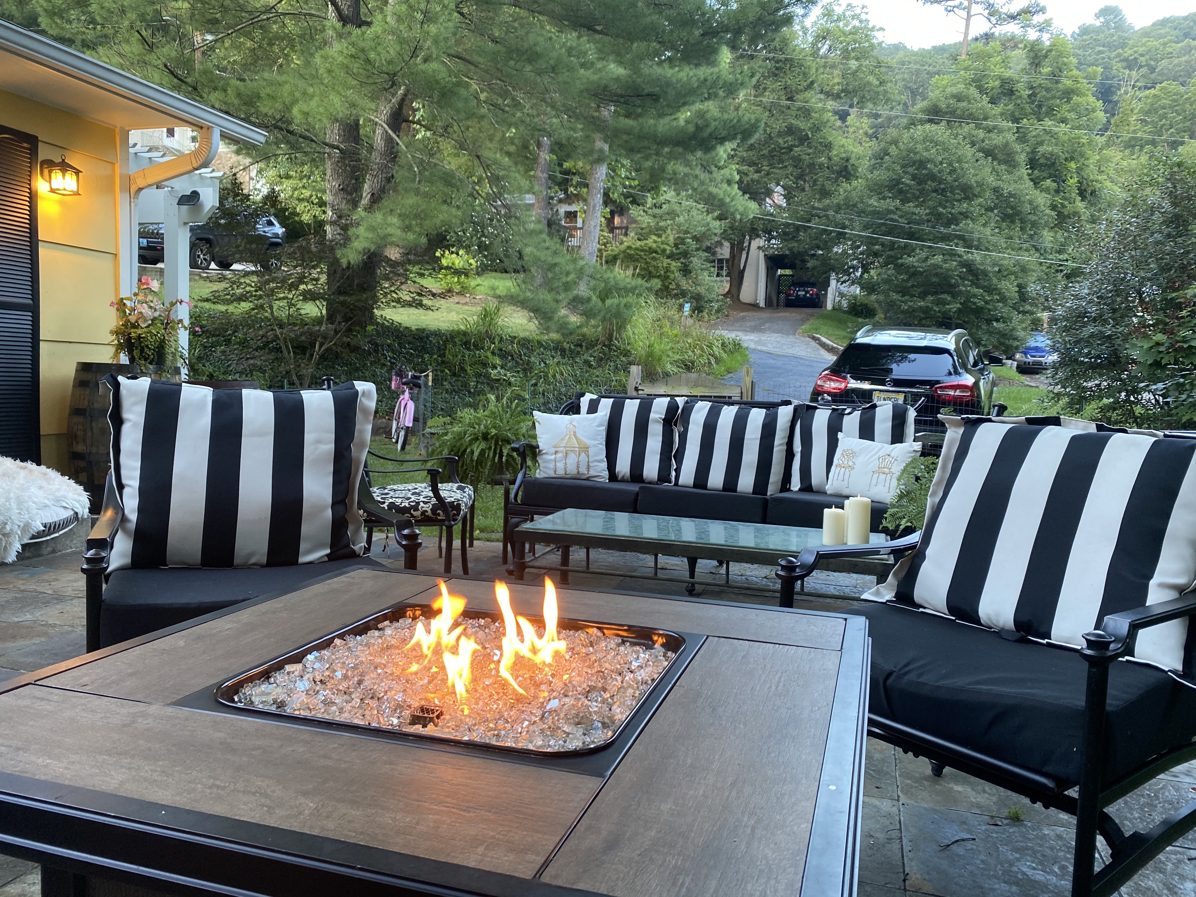 Romantic downtown escape with hot tub & city views in 28801, Asheville