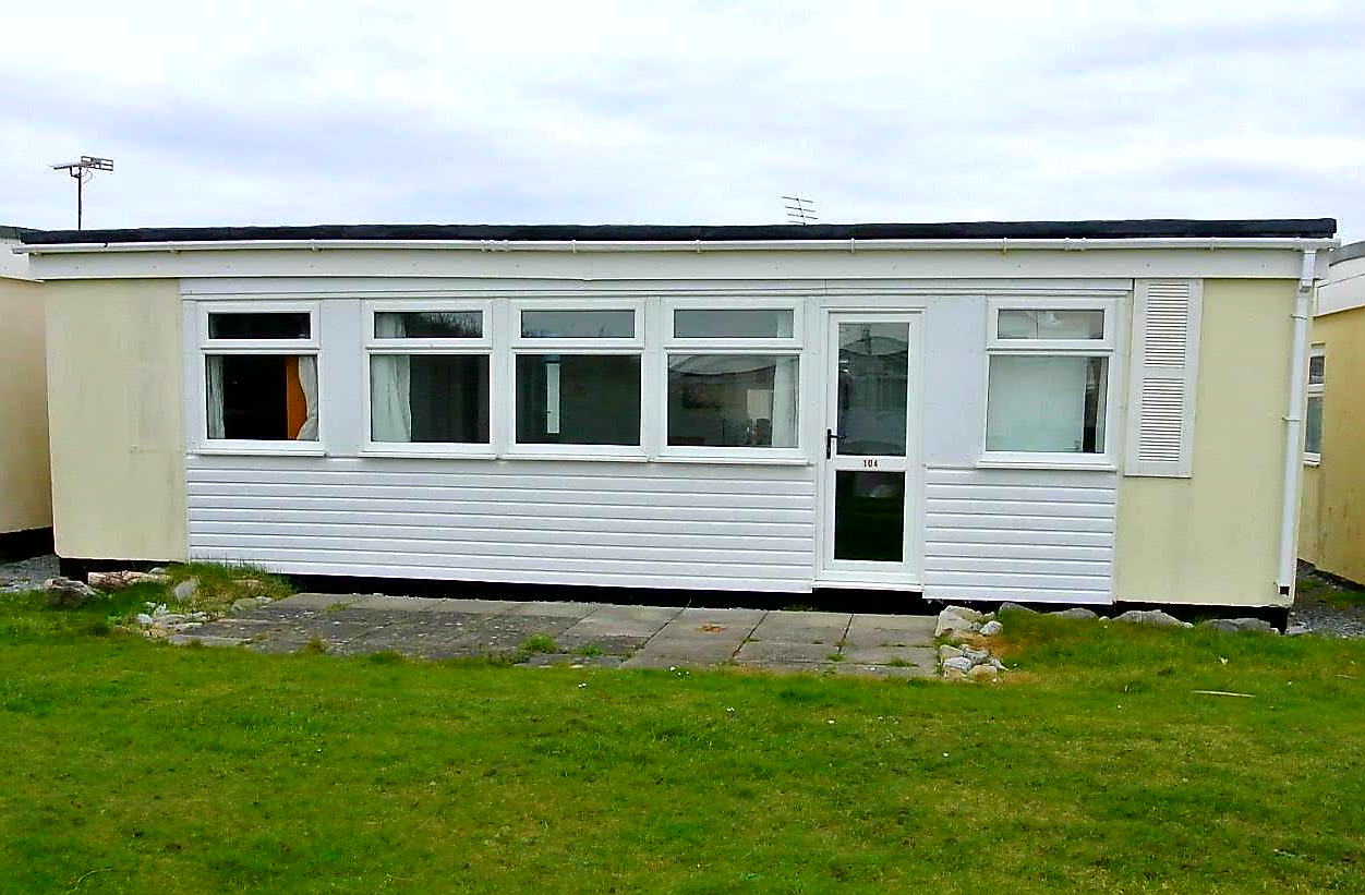 Chalet 104, Carmarthen Bay Holiday Park, SA17 5HQ Chalets for Rent in Kidwelly, United Kingdom