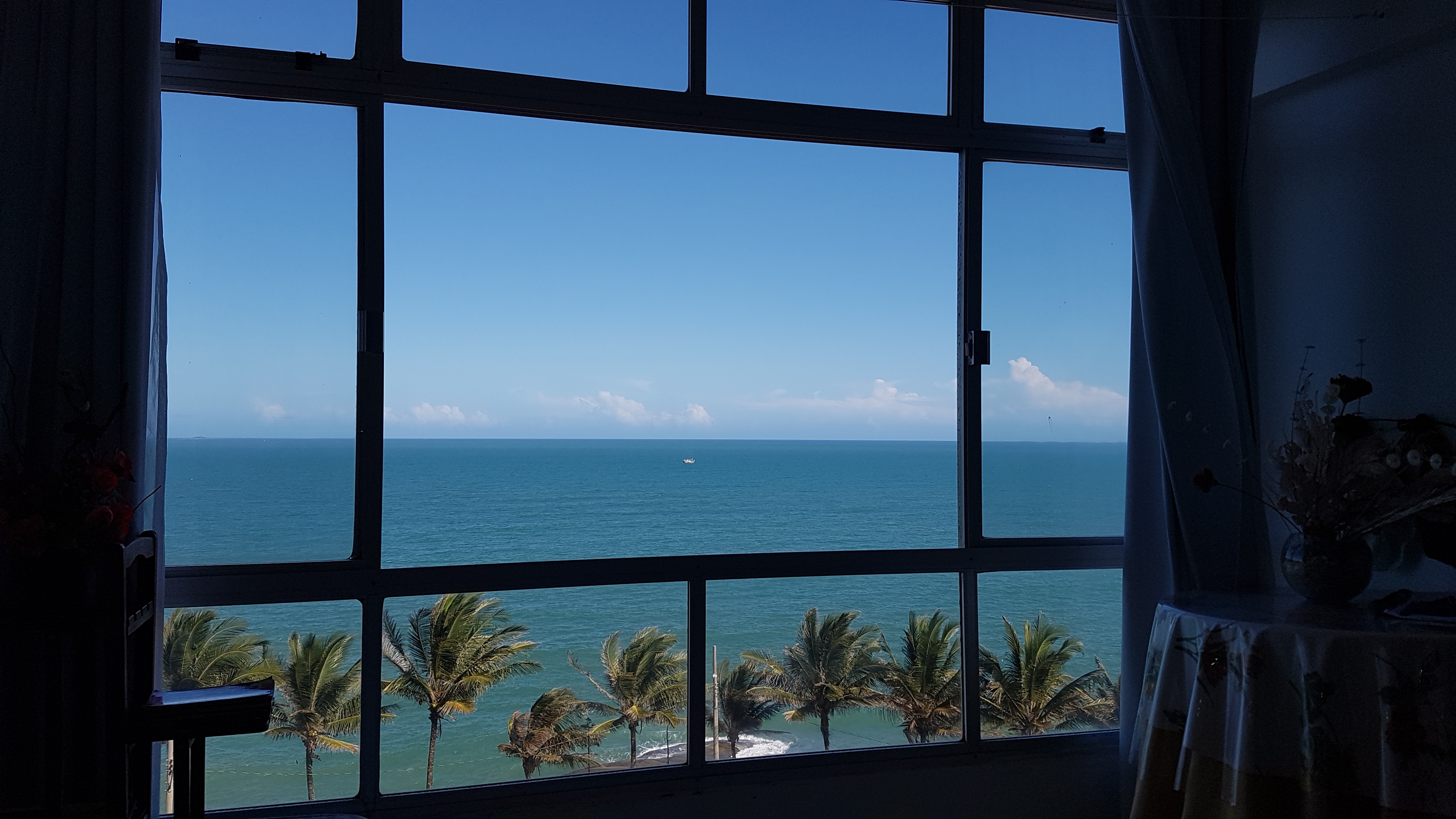 APARTMENT WITH ENDLESS SEA VIEWS, MORNING SUN.