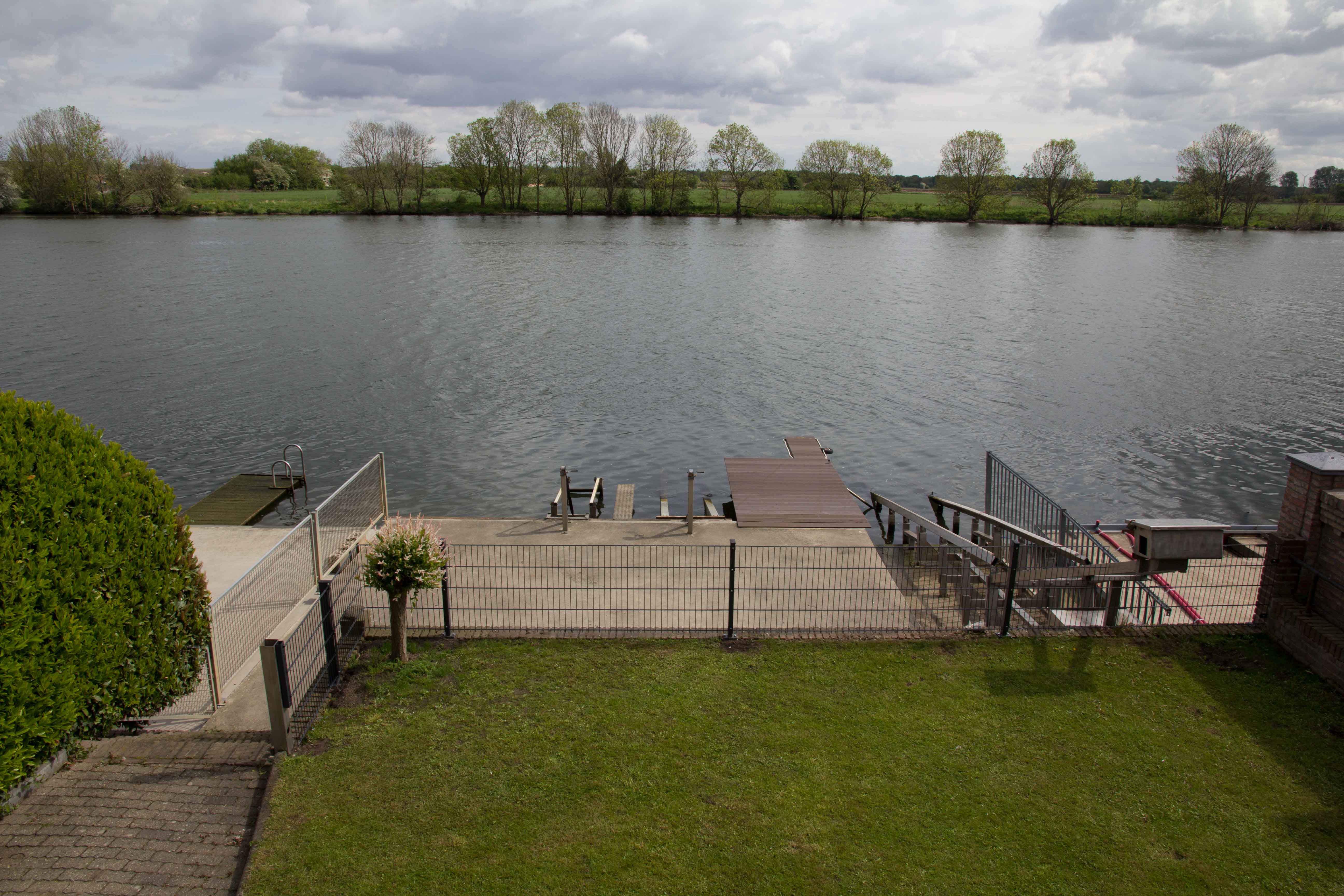 Vakantiehuisje direct aan de Maas! Huisjes te Huur in Maashees, NoordBrabant, Nederland Vakantiehuisje direct aan de Maas! Huisjes te Huur in Maashees, NoordBrabant, Nederland