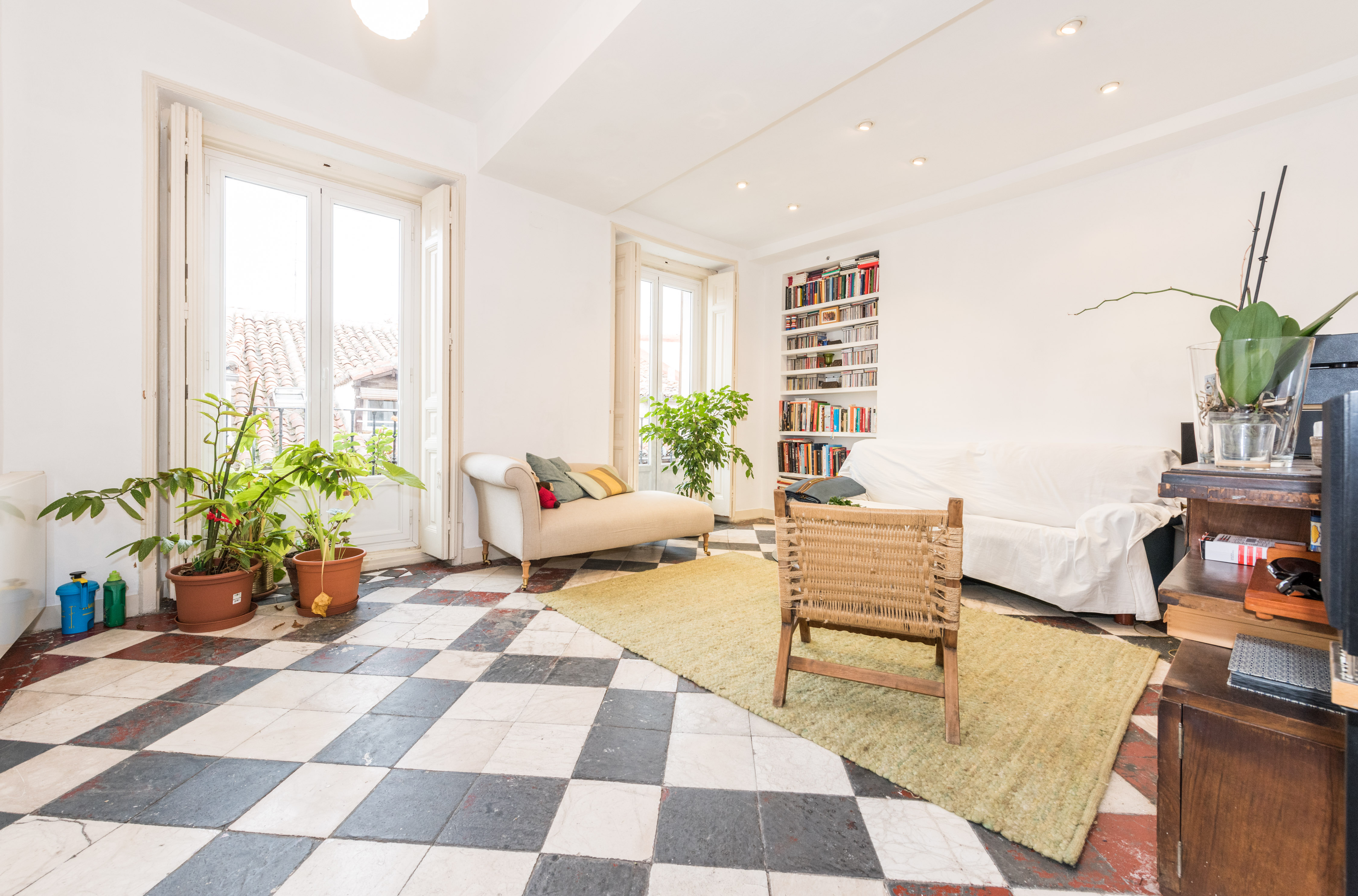 great loc. 100m2 centric sunny apt. in Embajadores, Madrid