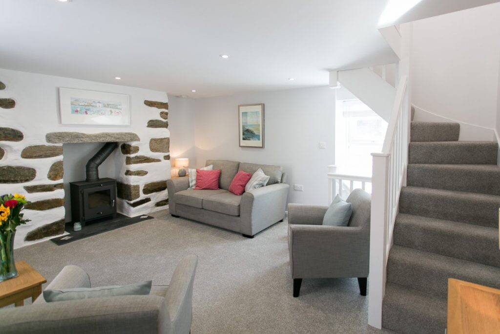 Spacious cottage 5 mins walk to harbour and beach!