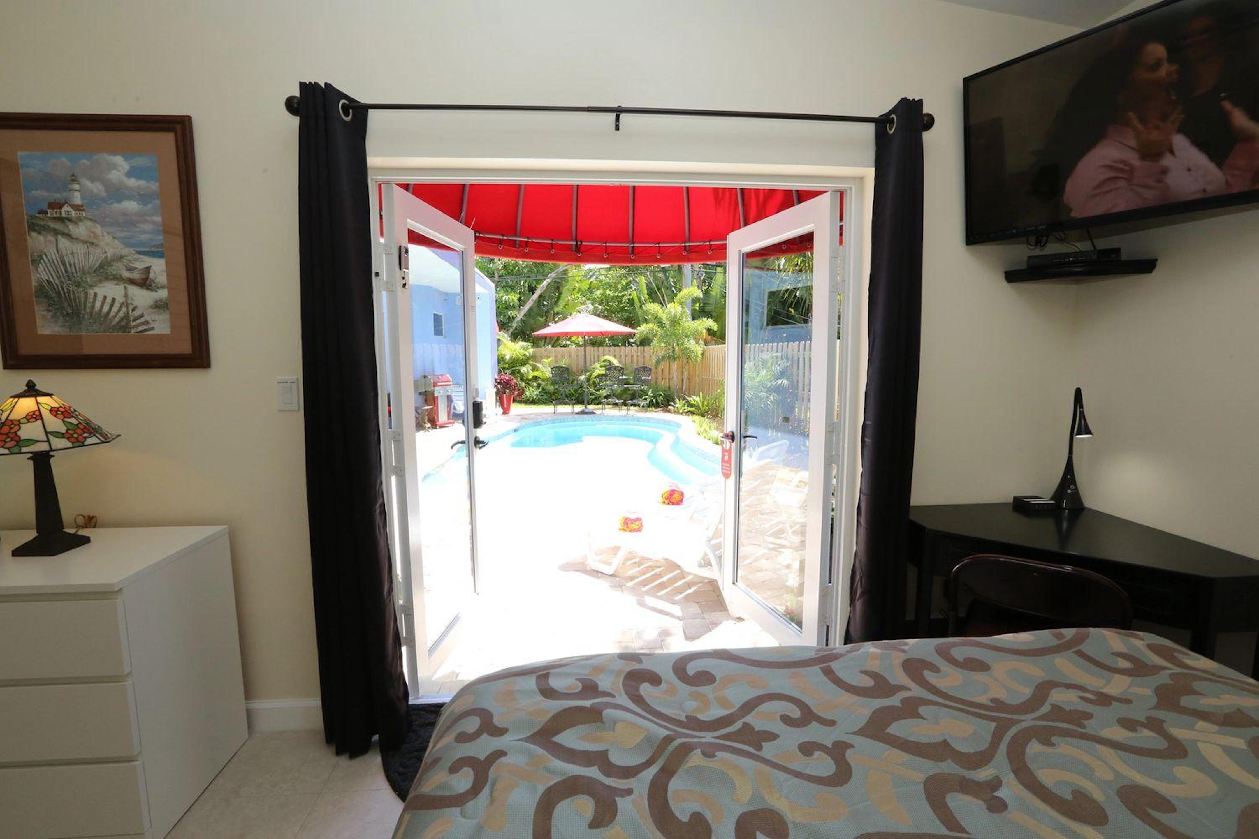 Men only/clothing optional Poolside Queen Room 3 Bed and breakfasts for Rent in Wilton