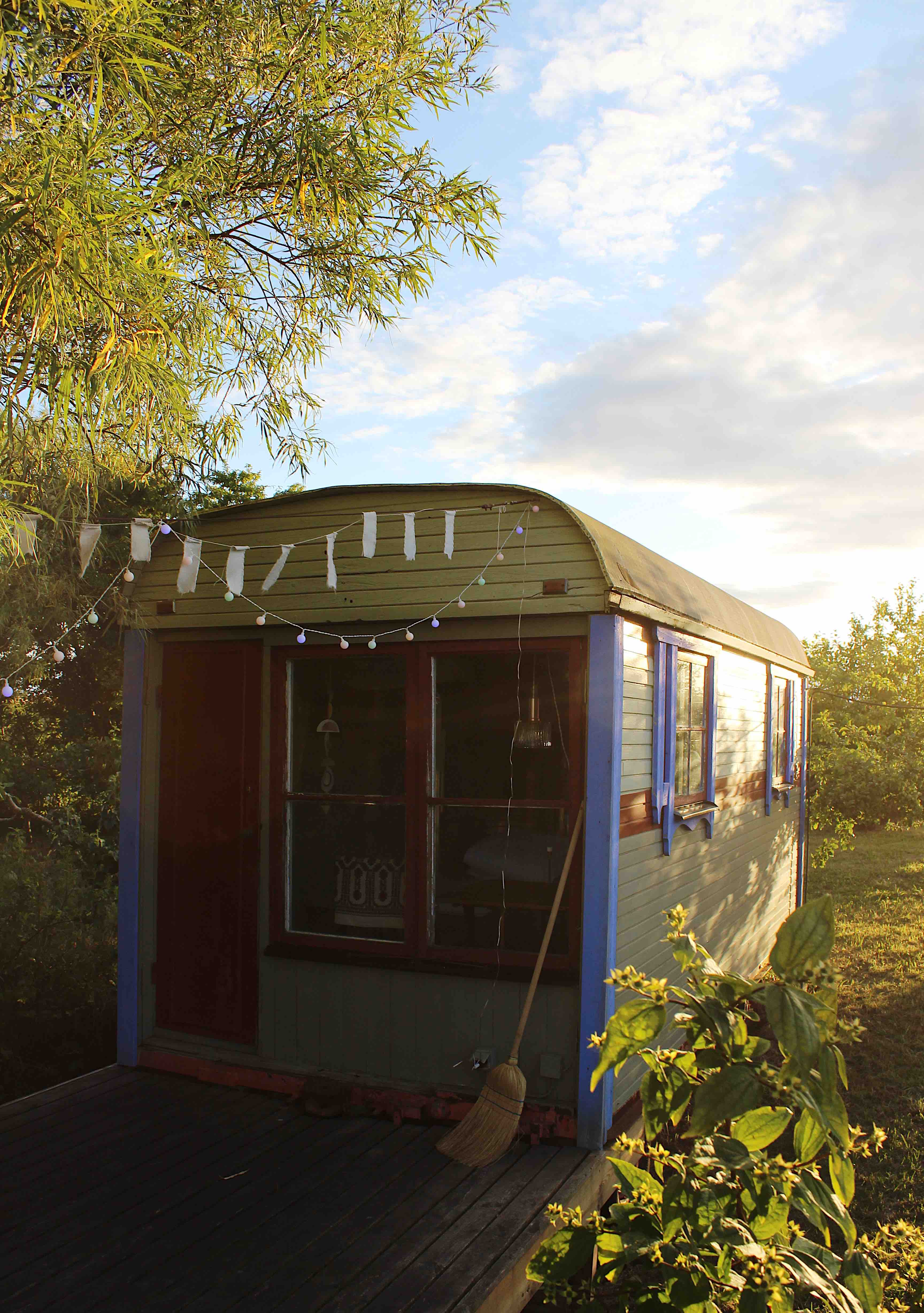 Circus wagon in East Hoby -Locking
season-