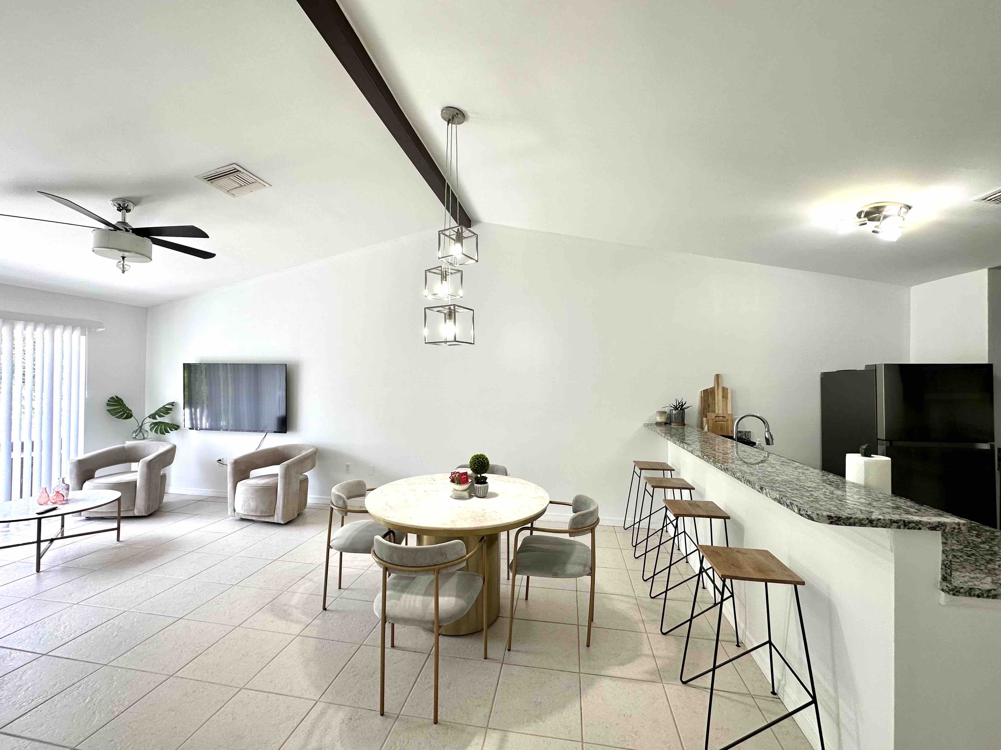 Sunny 2B 2BA Villa W/ 65” 4k TV & amenities