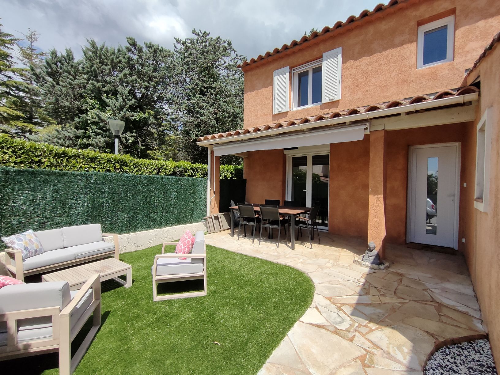 Warm house 3 bedrooms garden parking