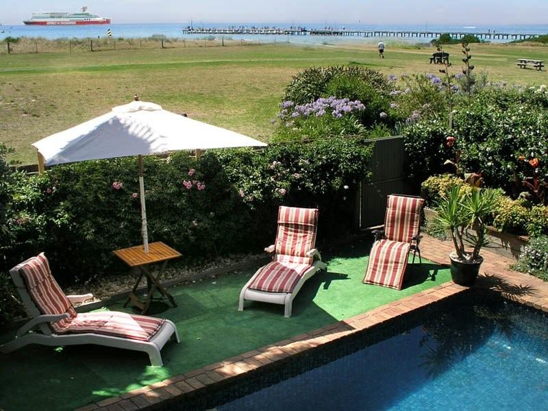 SEACOVE ABSOLUTE BEACHFRONT APARTMENT POOL in Rosebud - McCrae, Mornington Peninsula