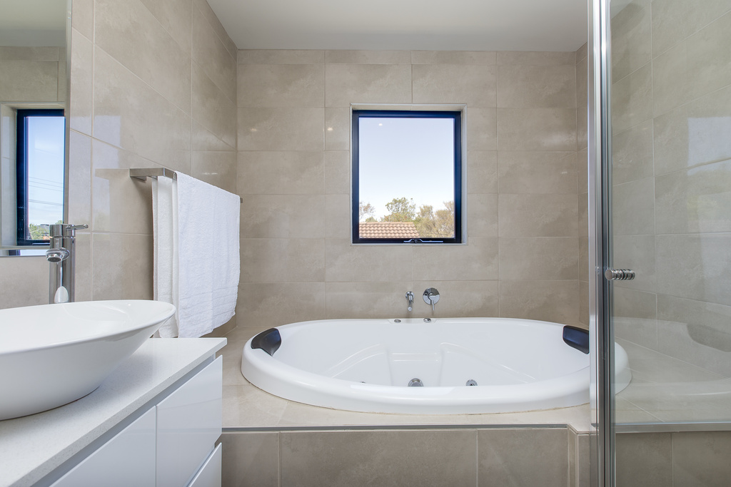 Double Spa Bath, 200m to Beach & Relaxing stay in Mount Martha, Mornington Peninsula