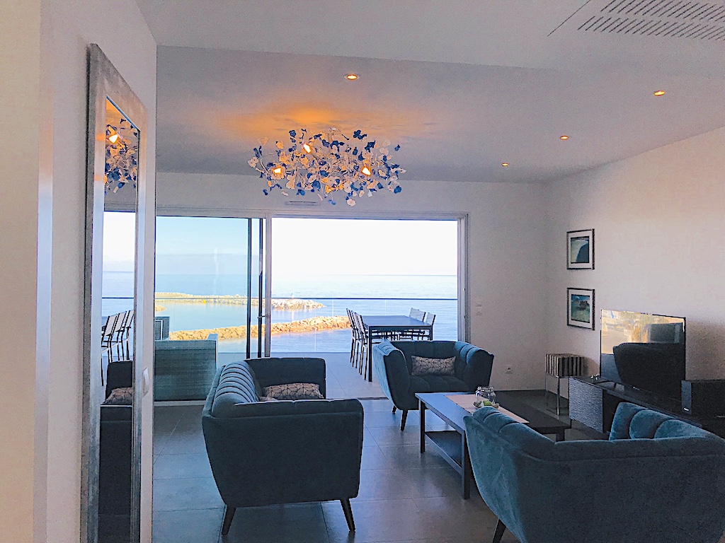 Extraordinary  sea and port🌞 view! Sleeps 5