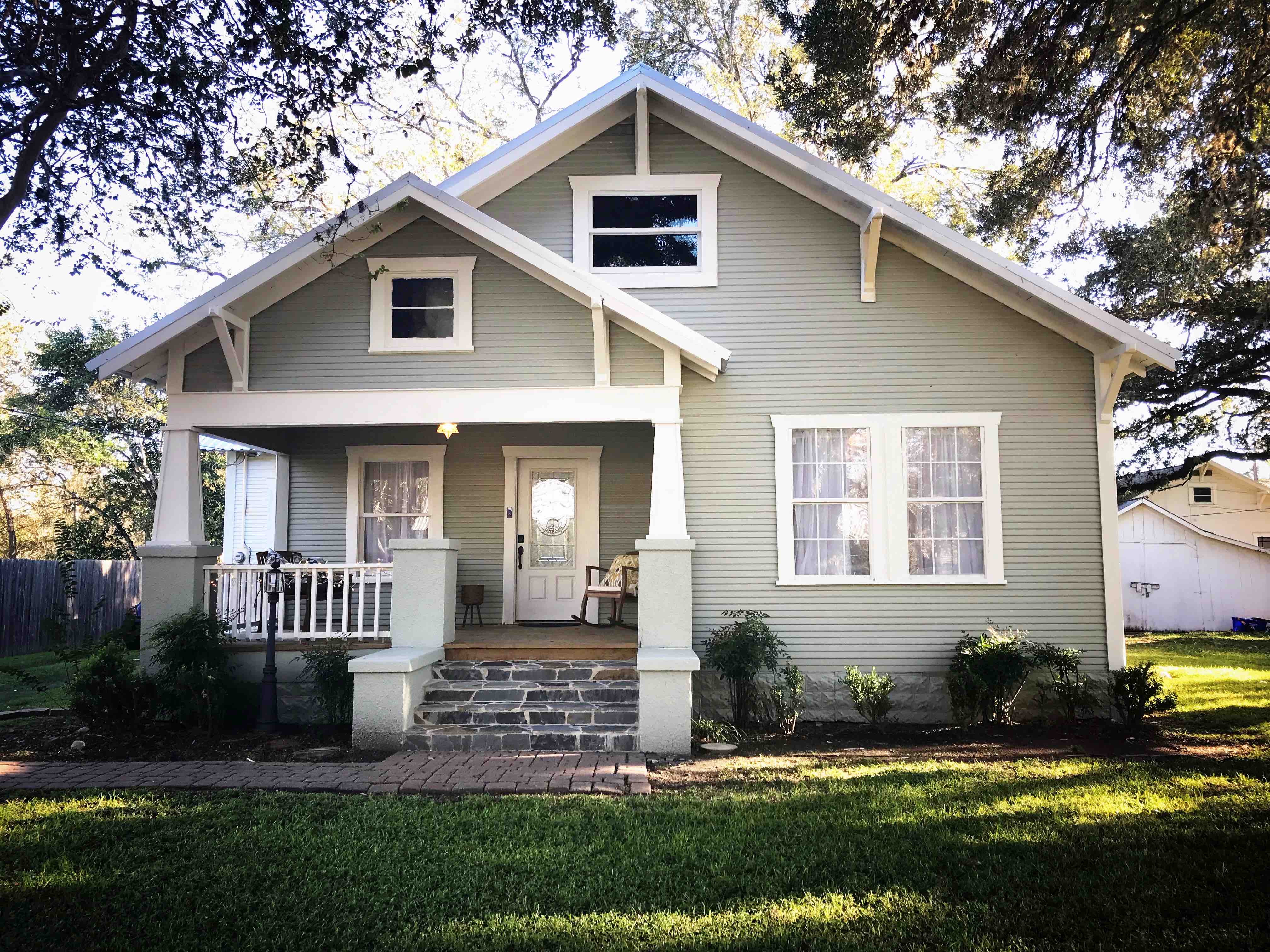 Elegant, “Chandelier Bungalow” in La Grange!