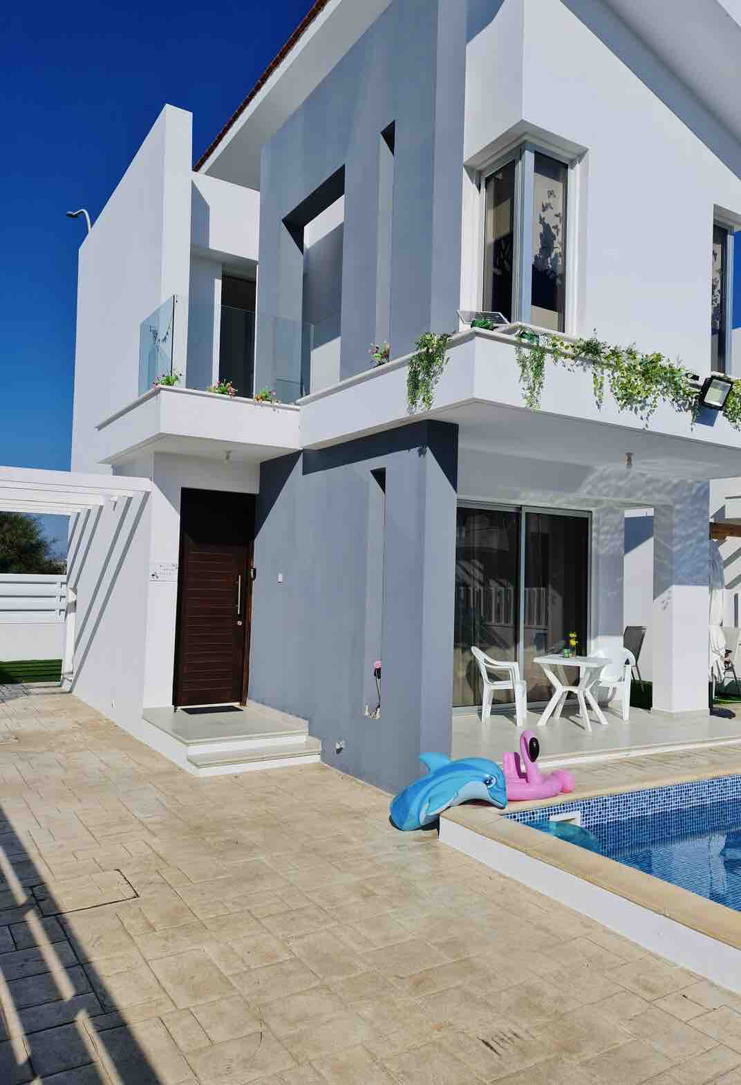HI Royal Villa, Pervolia