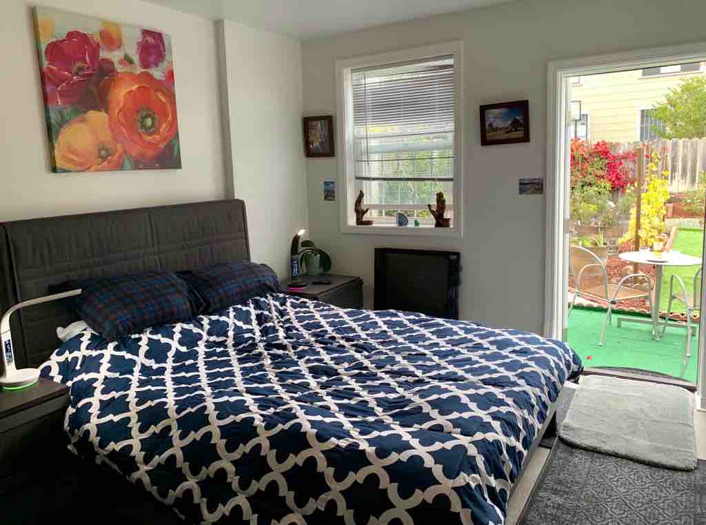 Private entrance, street parking, breakfast,quiet