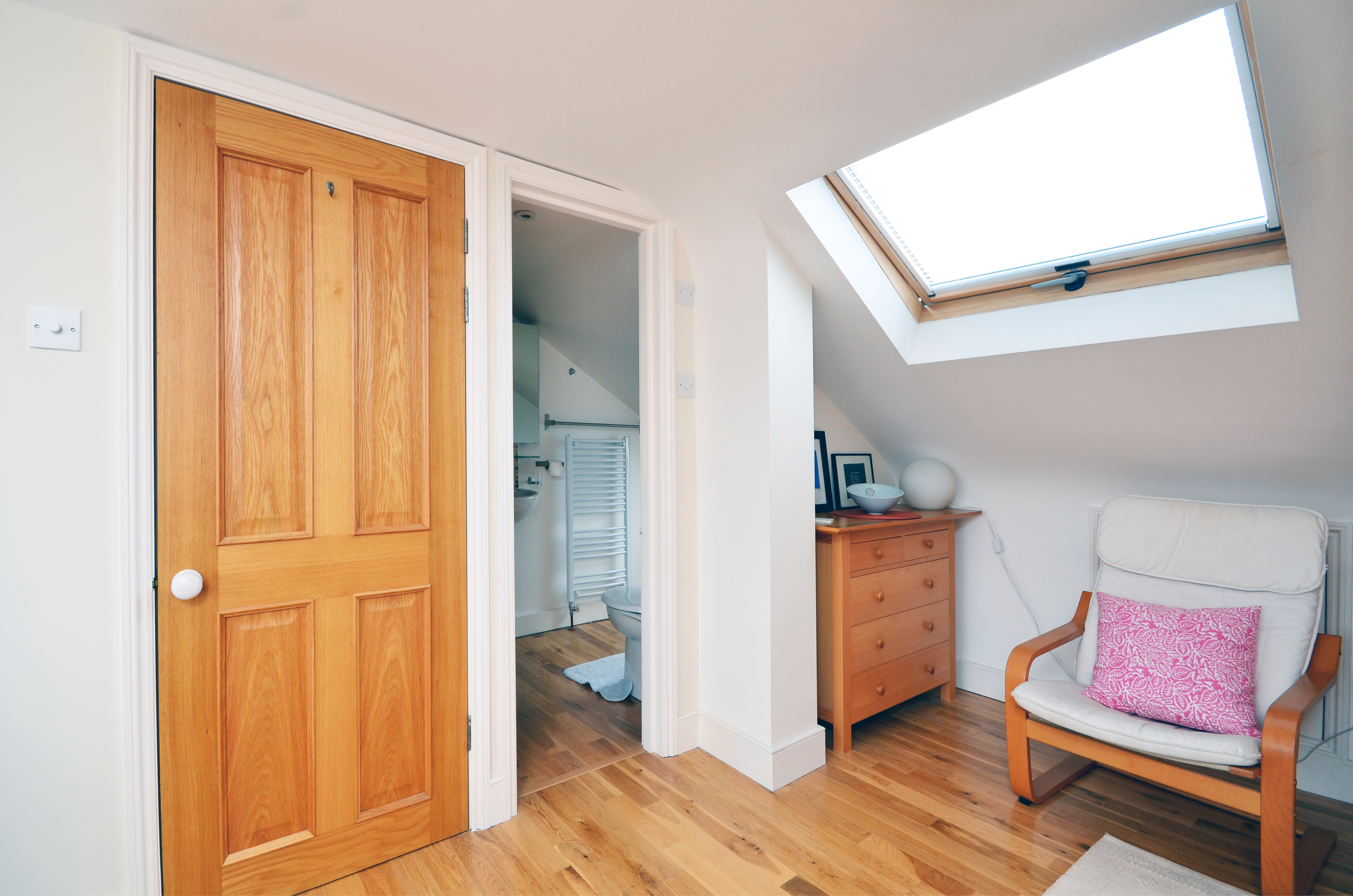 Large sunny room, private bathroom, Dalston in Hackney, London