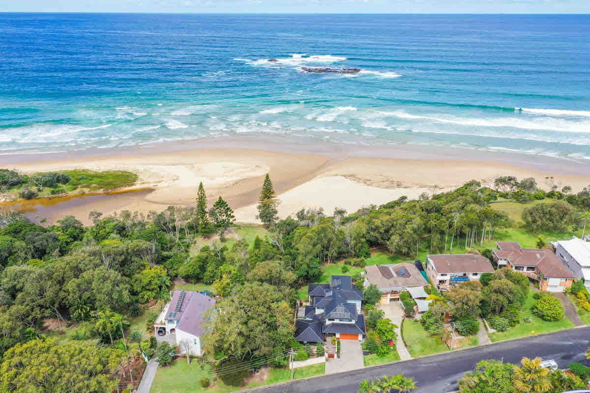 Secluded , absolute beachfront Studio. Pet ok . in Coffs Harbour, Mid North Coast