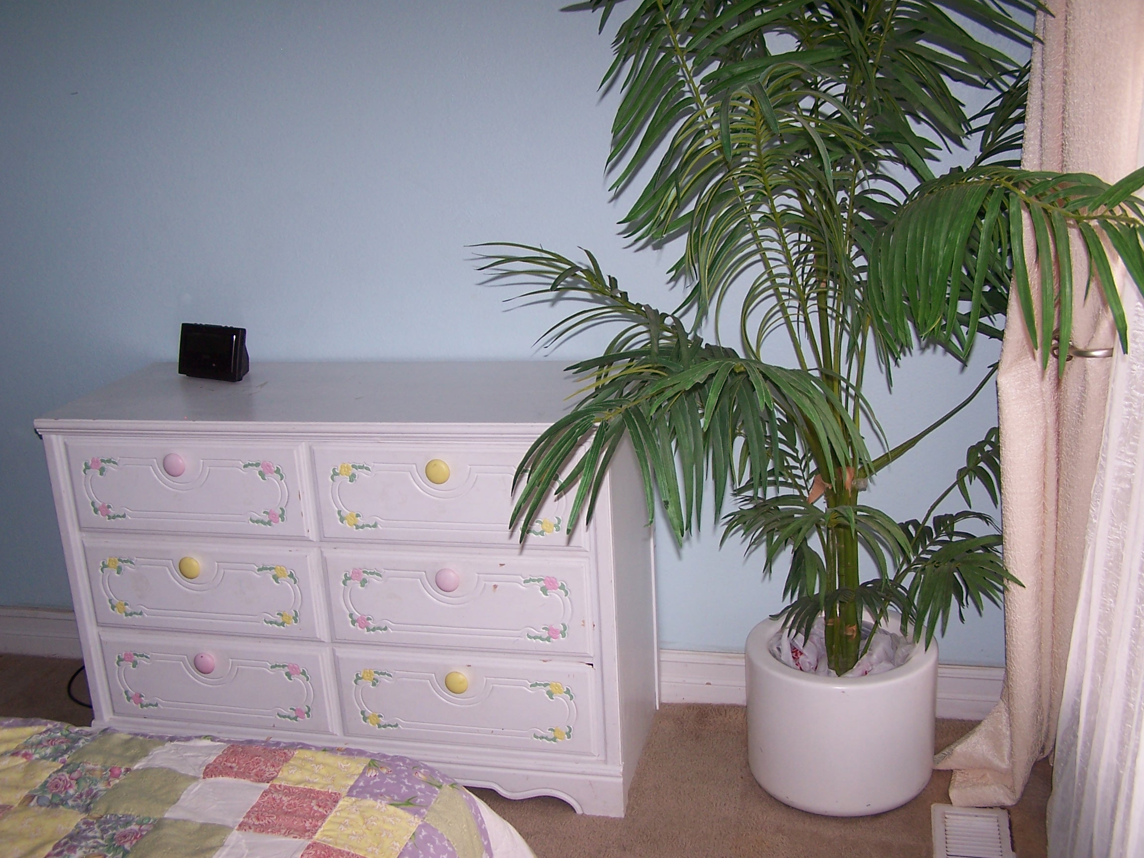 Larger Queen bed room (lock on bedroom door)