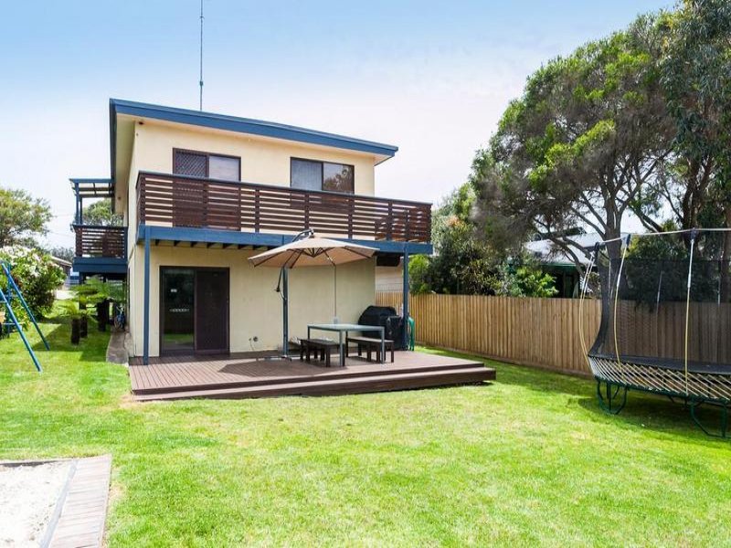 Pet Friendly - big backyard, close to beach, parks in Surf Coast, Barwon South West Vic