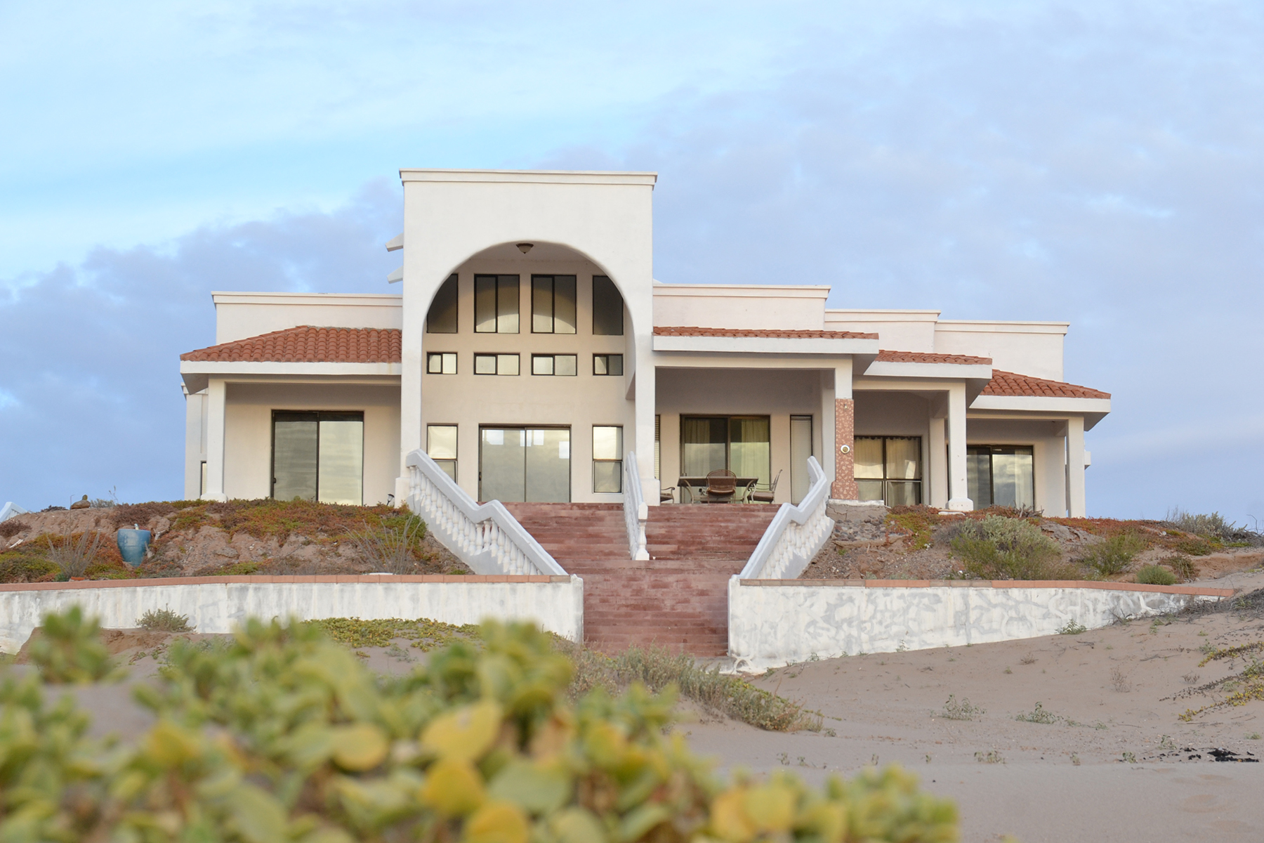 Beachfront w/Amazing Terraces & Beach Stairwell