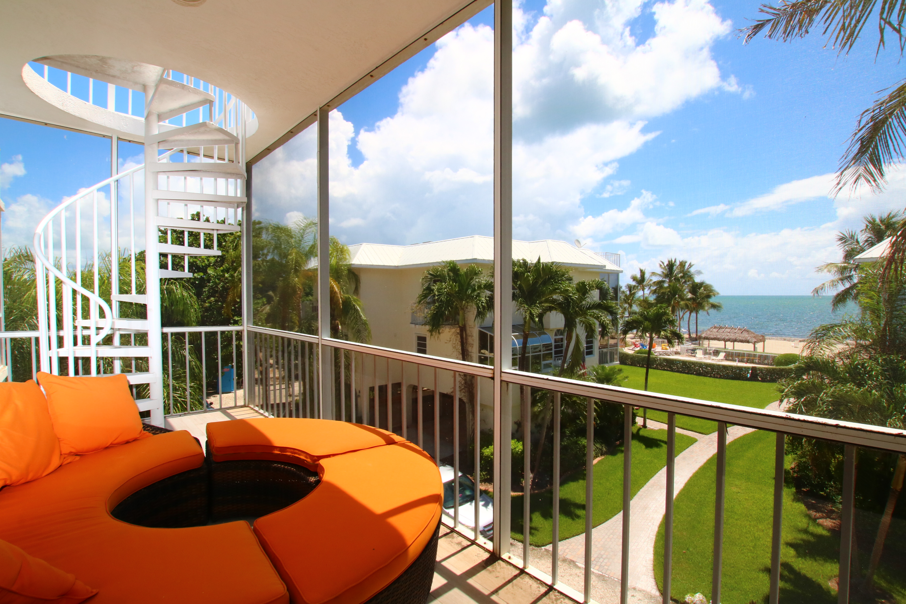 Lazy Daze Beach House - Modern 5 Star Oceanfront