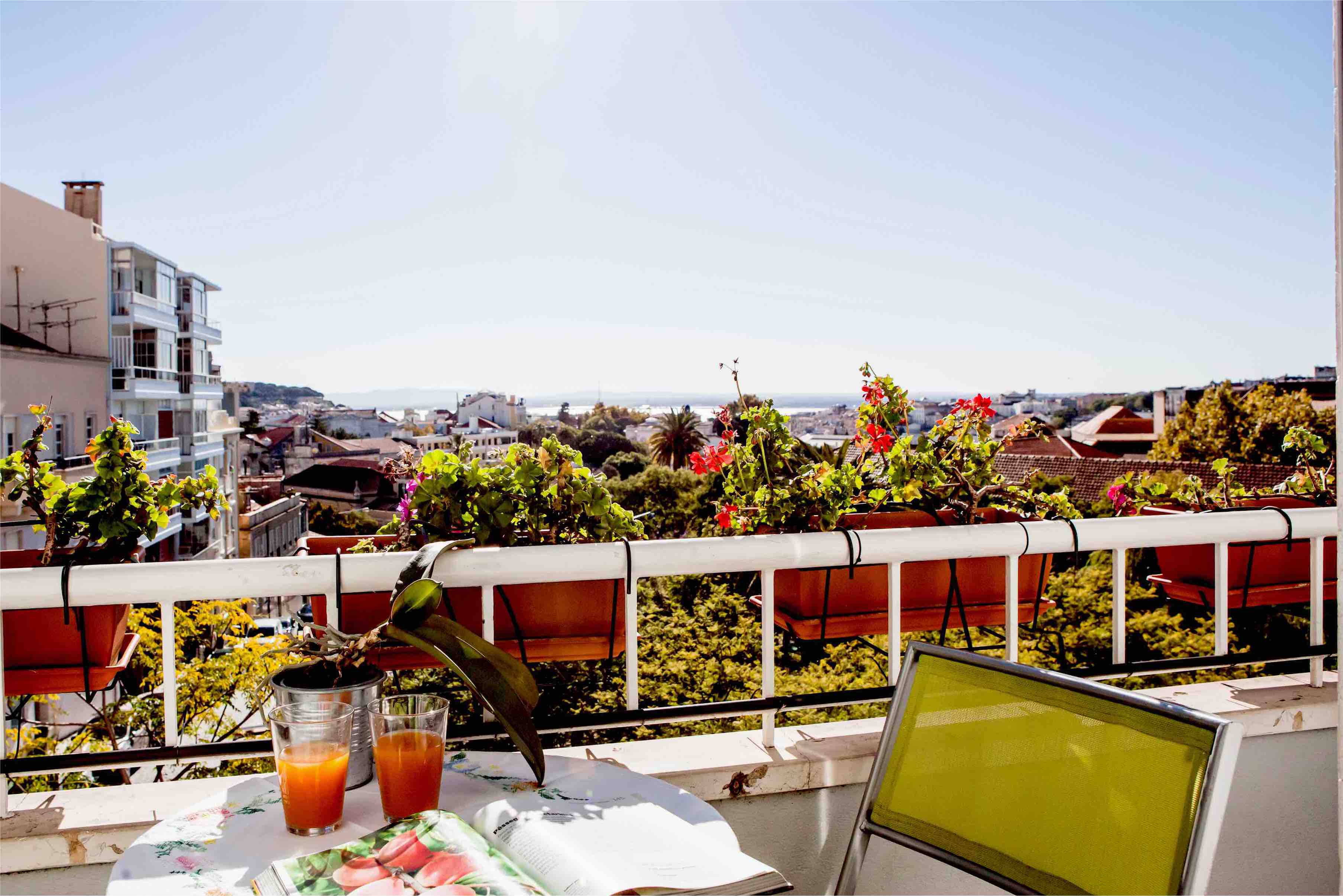 Cool flat with AC and views over city. in Arroios, Lisbon