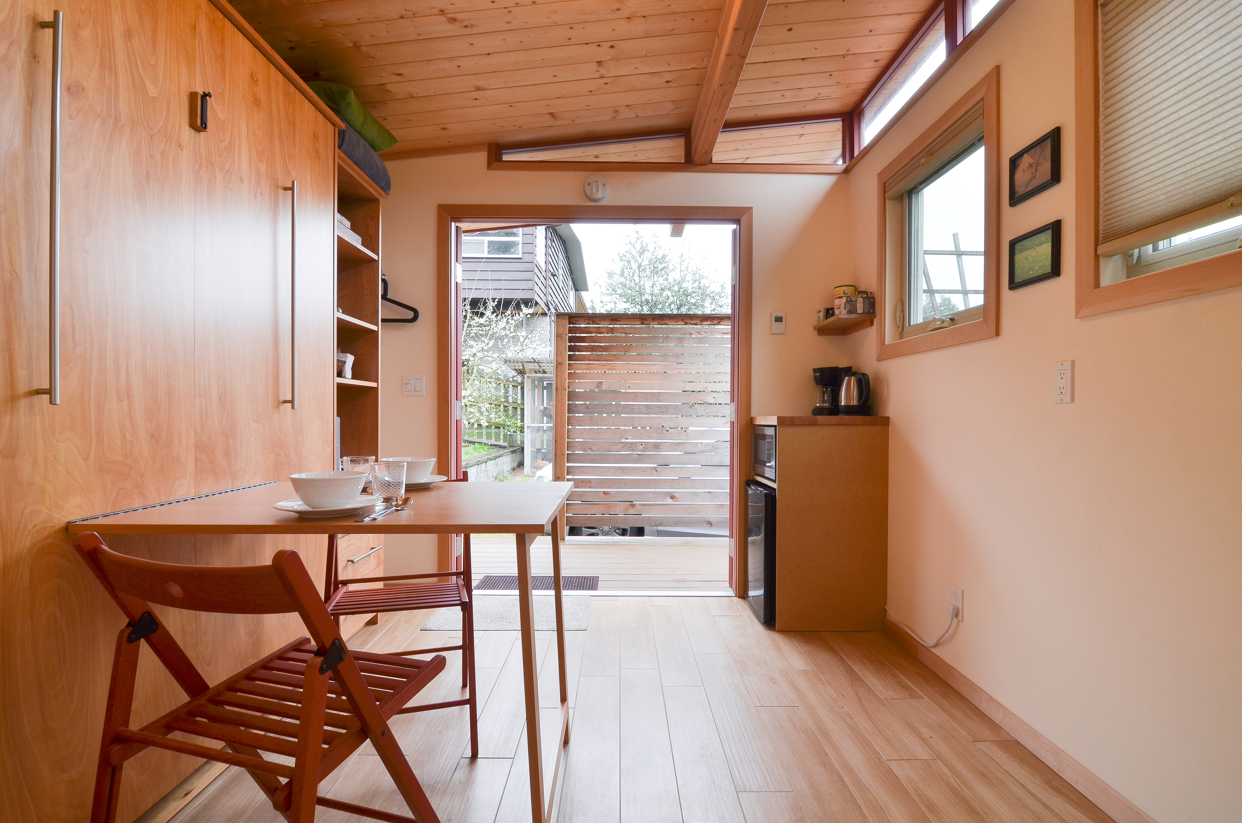 Sunny Tiny House: Free Parking, Pets OK, Deck