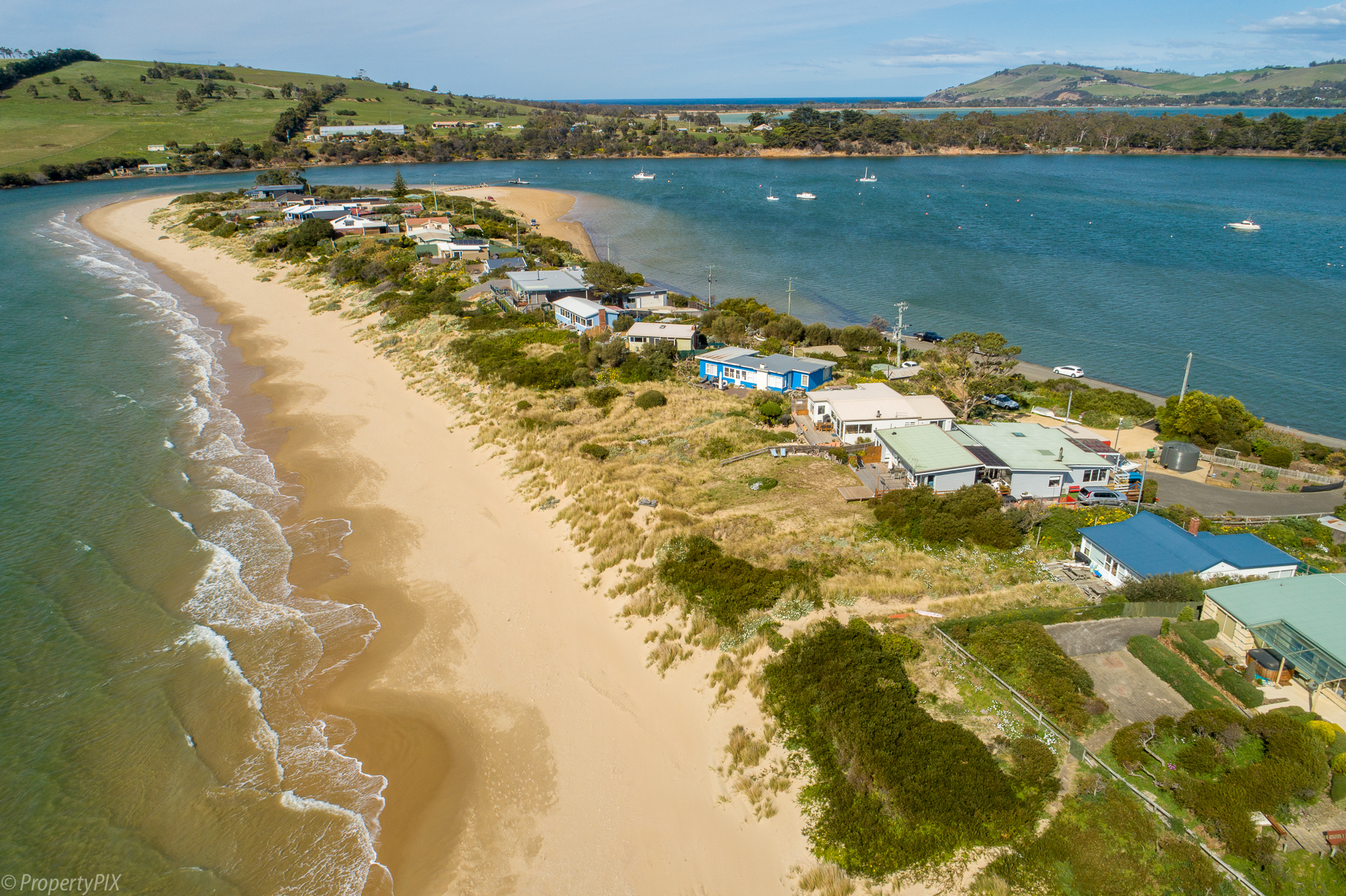 Sunny Beach and Lagoon Front Paradise Houses for Rent in Cremorne