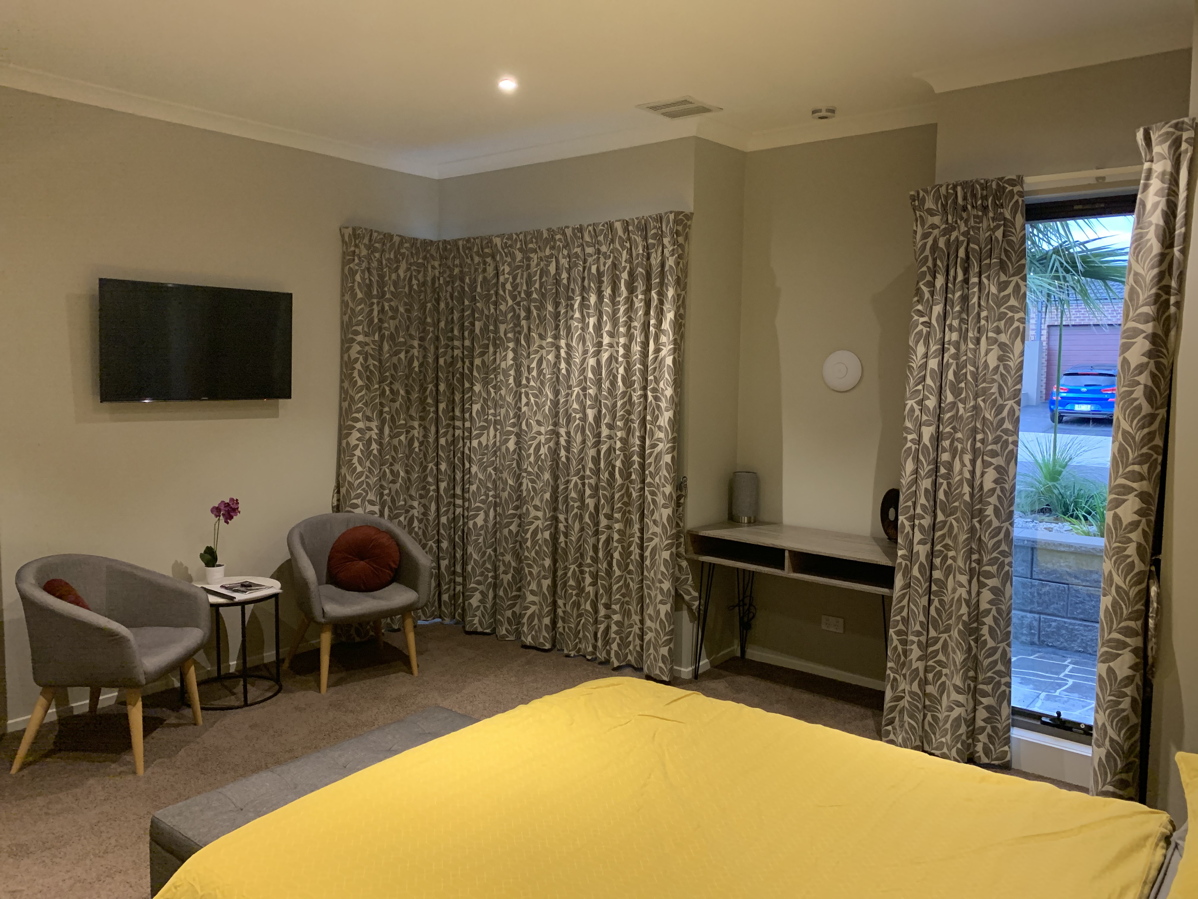Location & Quality, 10m to Airport, Netflix, Pool.