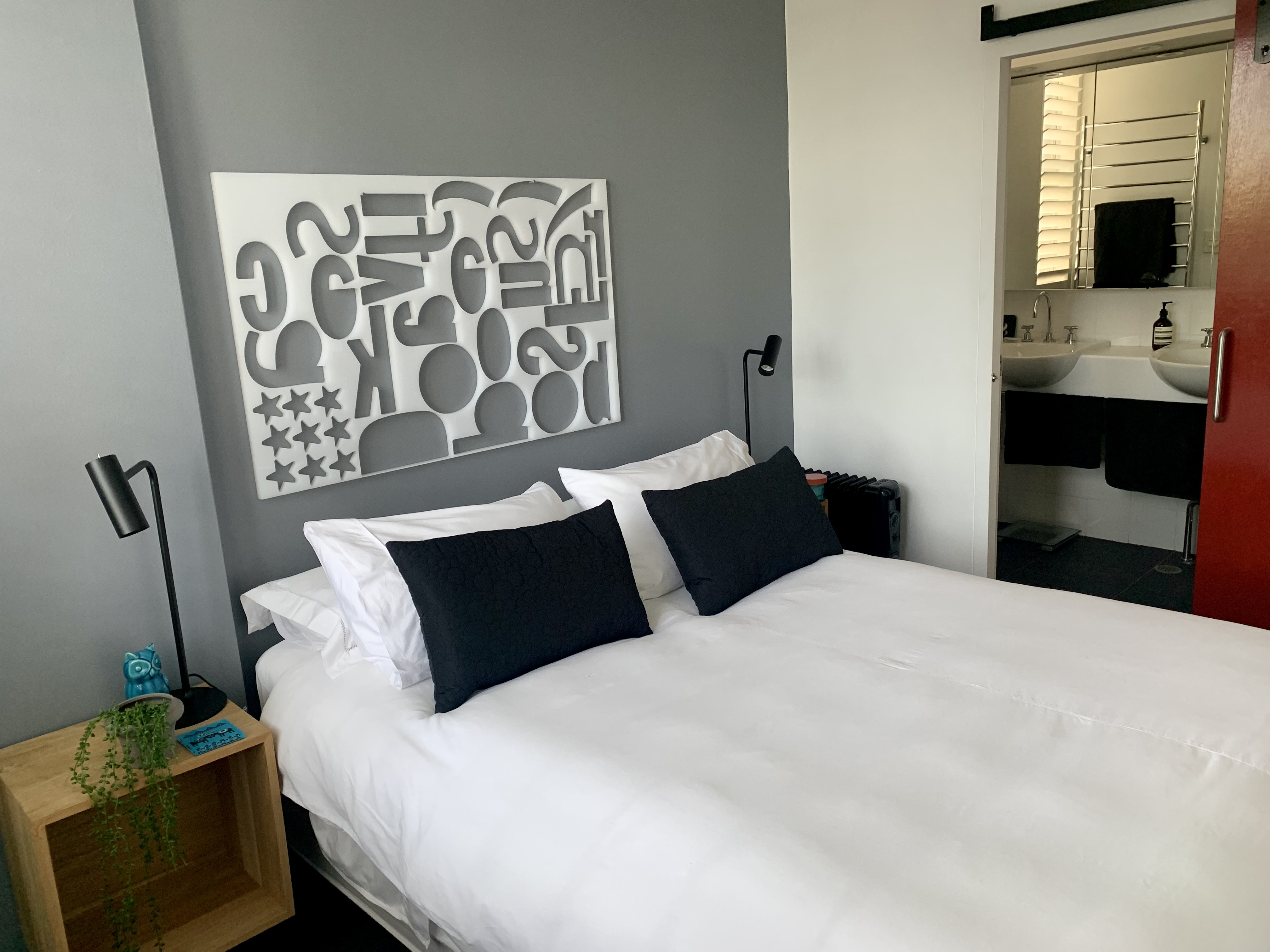 Smart & stylish, 1 bed + balcony & carpark in North Sydney, Sydney