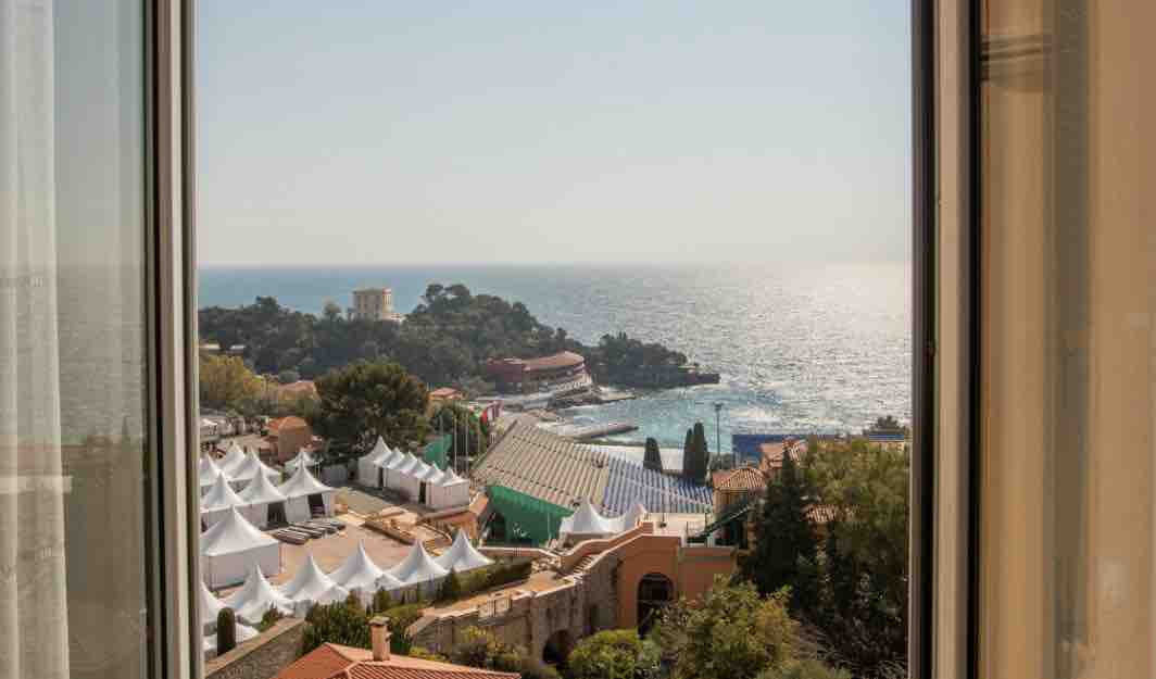 100 m  Monaco petit Apt parking privé face tennis