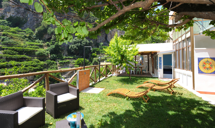 Unforgettable Atrani, a villa with a garden.