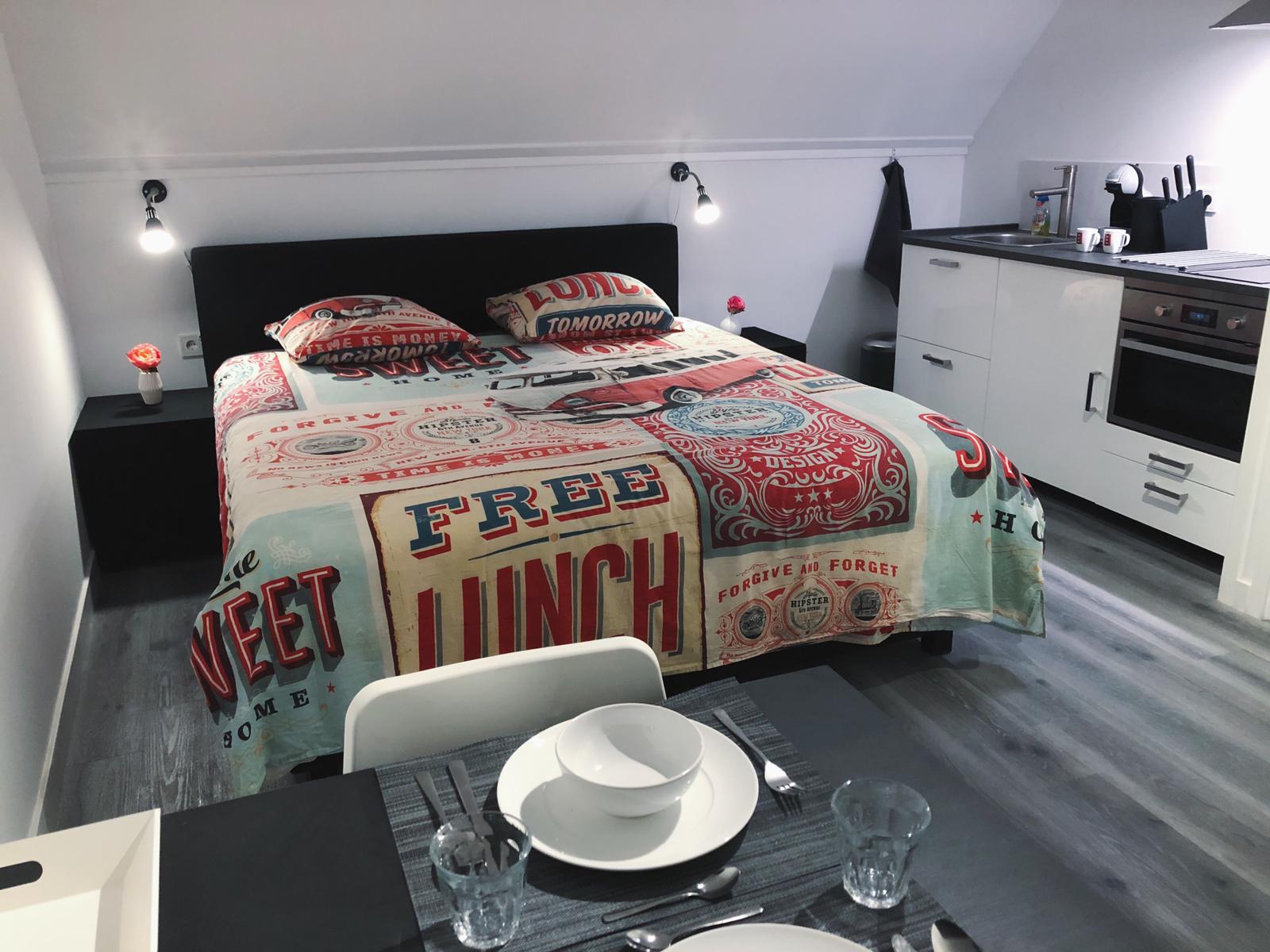 Private All-in Penthouse room (renovated 07-2021) — Amsterdam stay