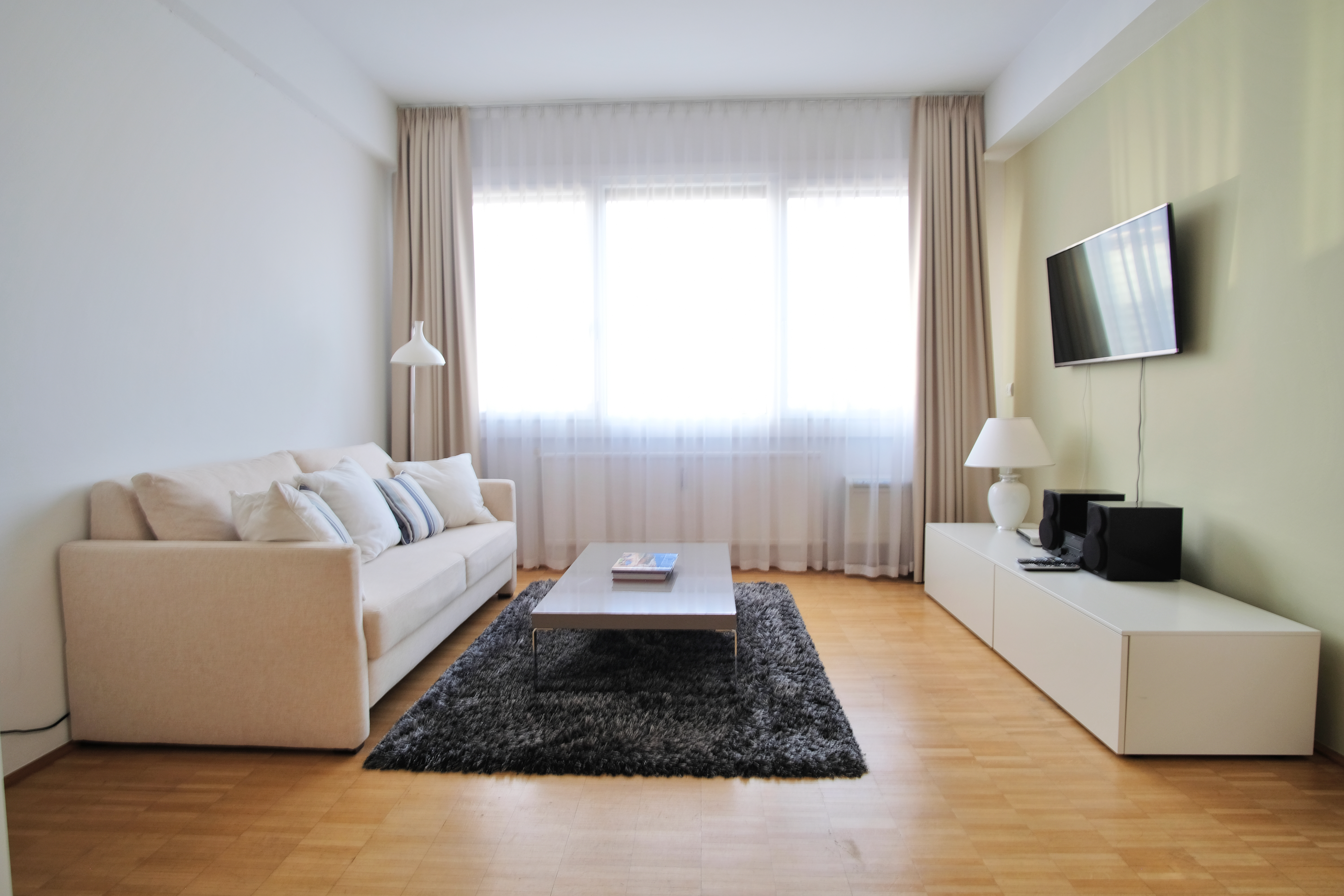 Modern CityCenter Apartment with Skyline View