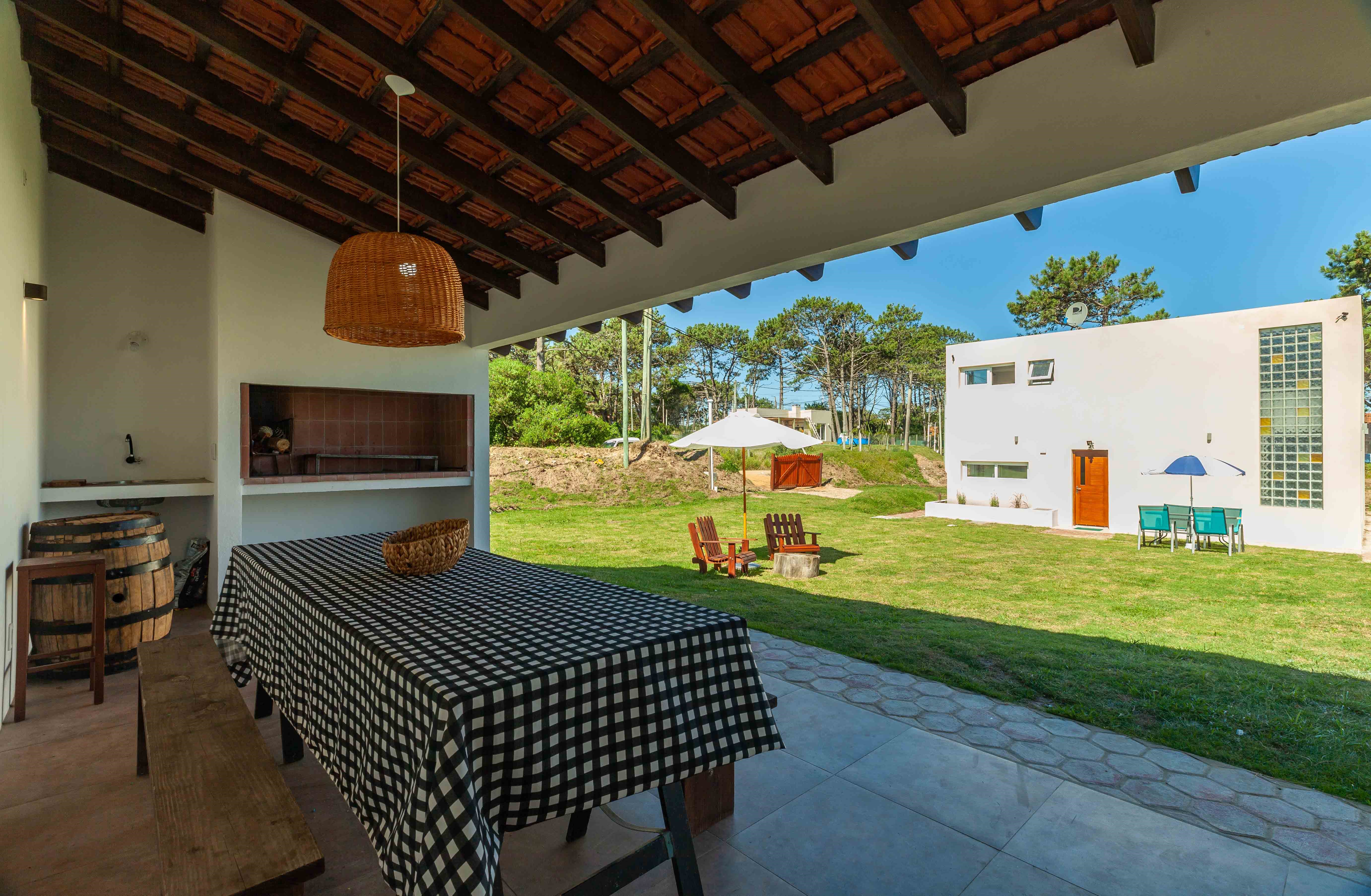 Very enjoyable house!. Large lot with barbecue.