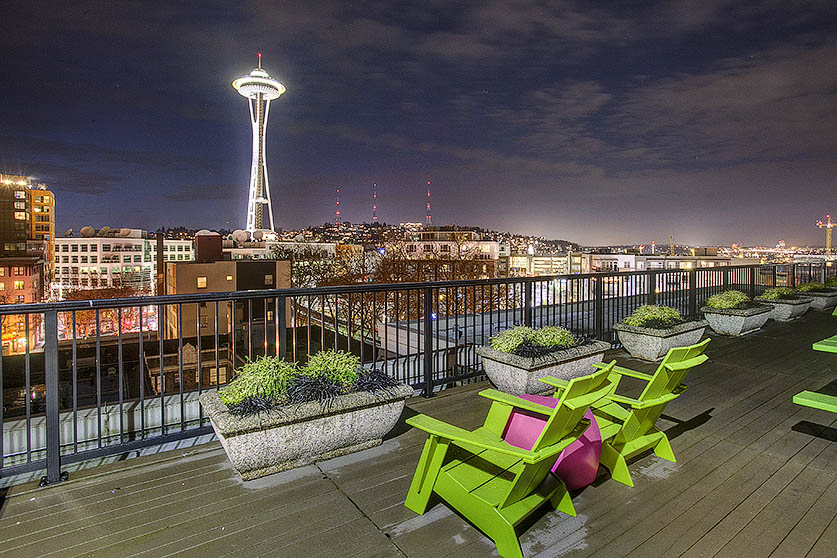 Beautiful condo right next to Space Needle!