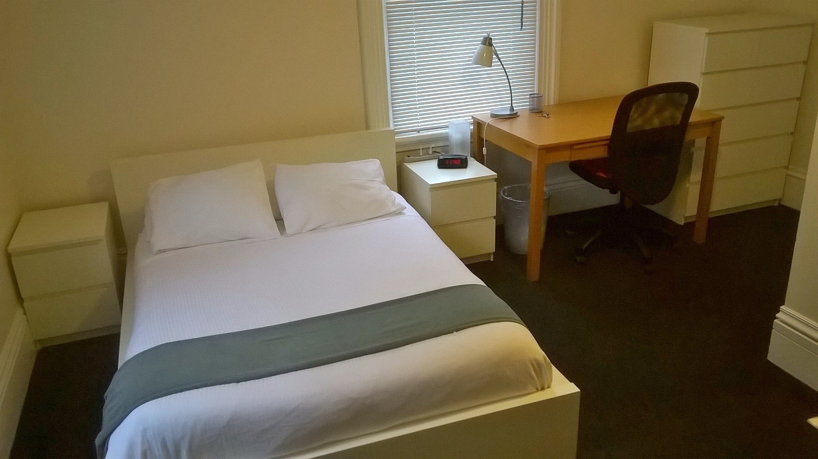 One Bedroom Short Walk to Harvard (Rm 1) in Riverside, Cambridge