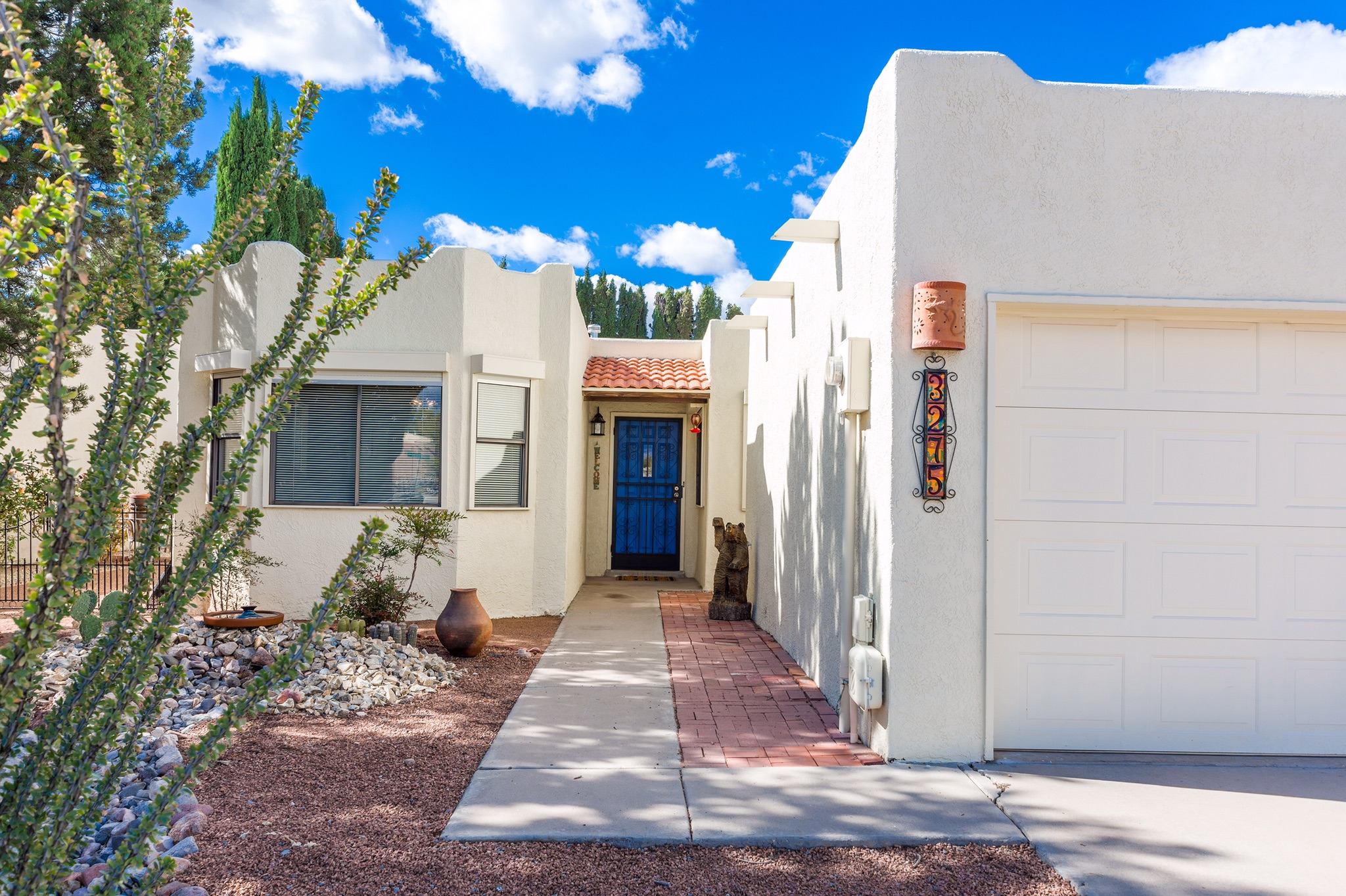 Bright & Charming Home in Great Location! - Houses for Rent in Las