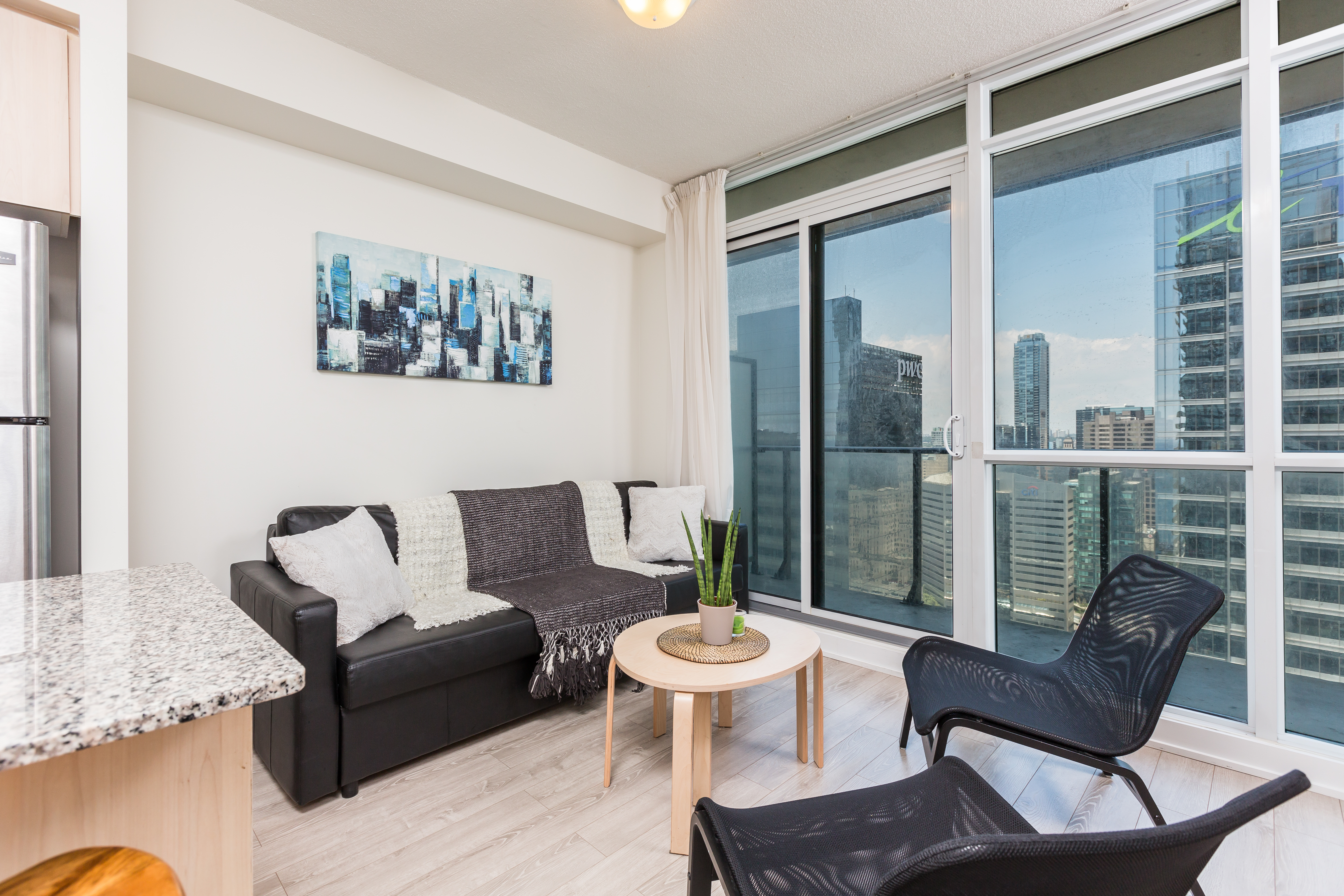 2 BDRM + Sofabed + Free Parking - Ent. Dist, MTCC