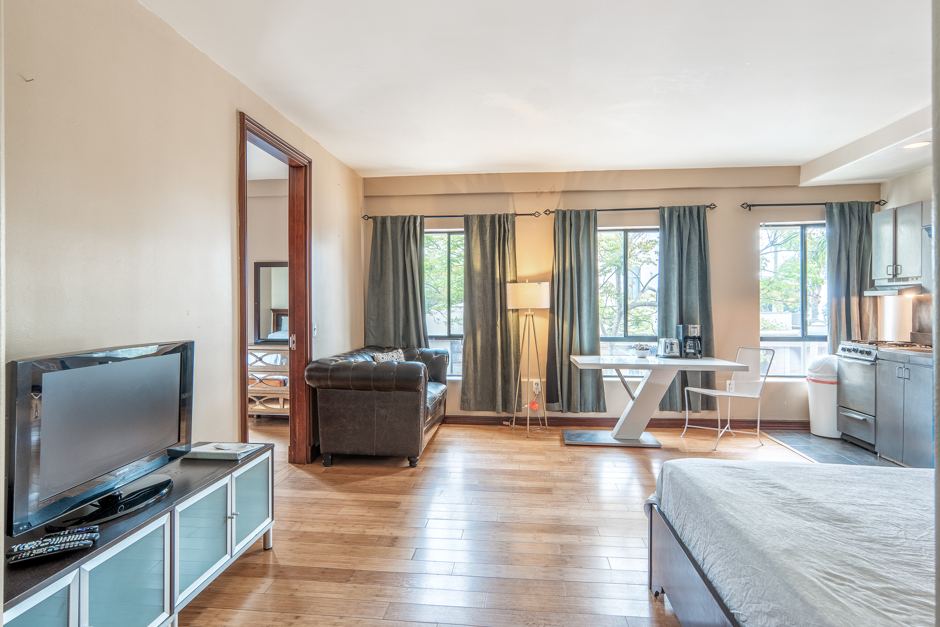 Large suite off Ocean Ave! Walk to pier! 1 bedroom in Santa Monica, Los Angeles