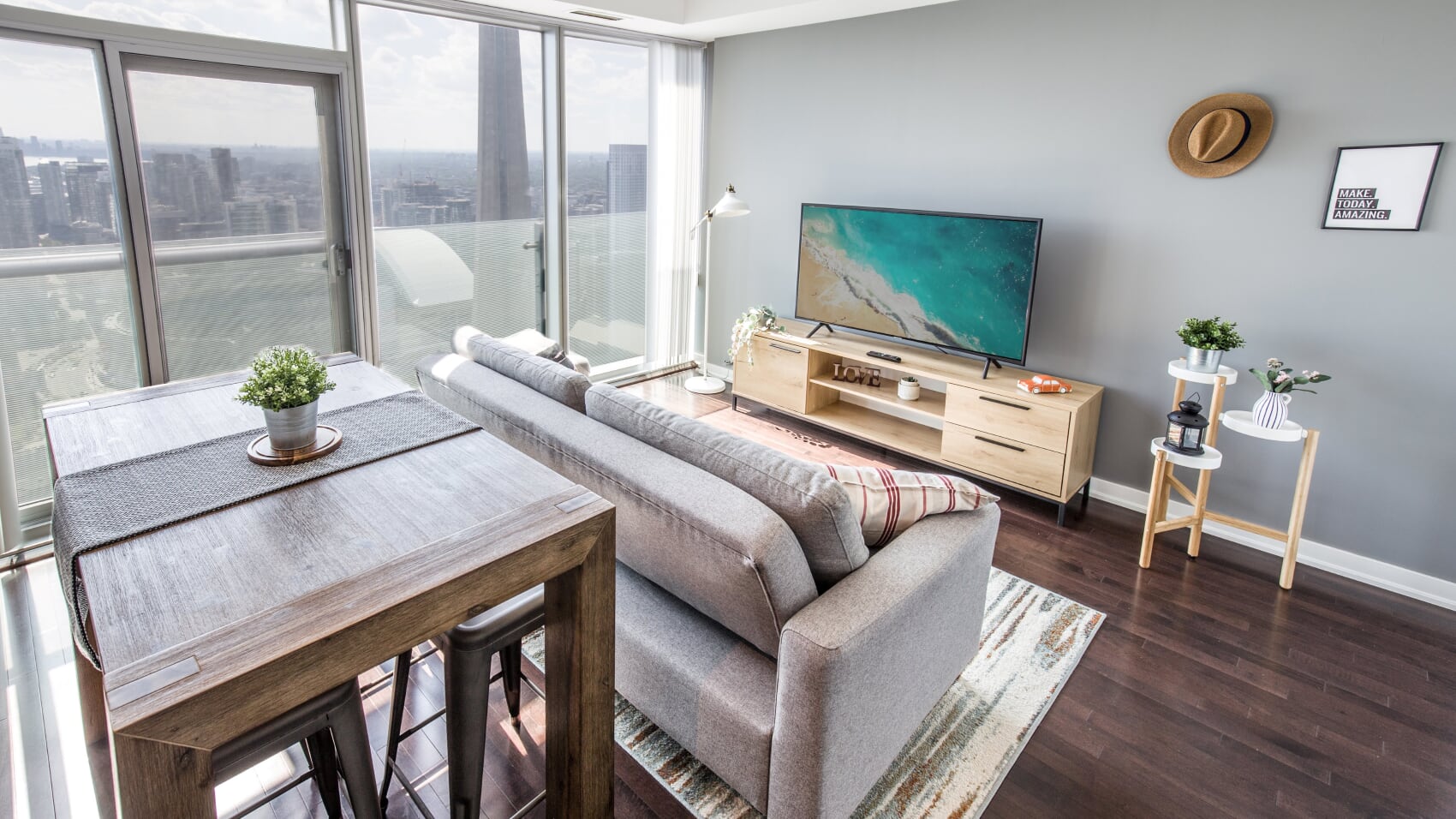 Stylish 40th+ Floor Retreat ~ CN Tower & Lake View