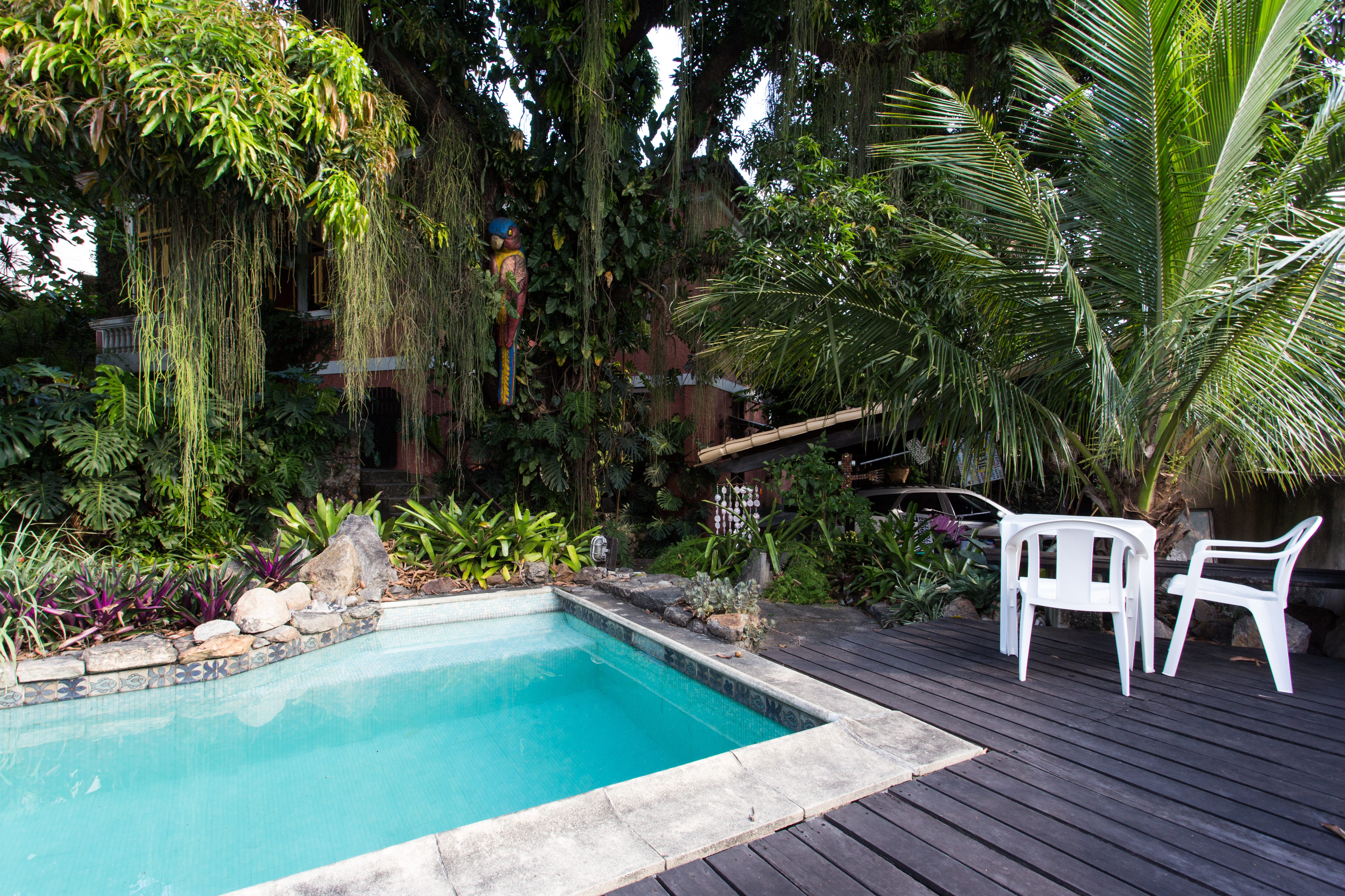 Studio privado em amplo jardim com piscina