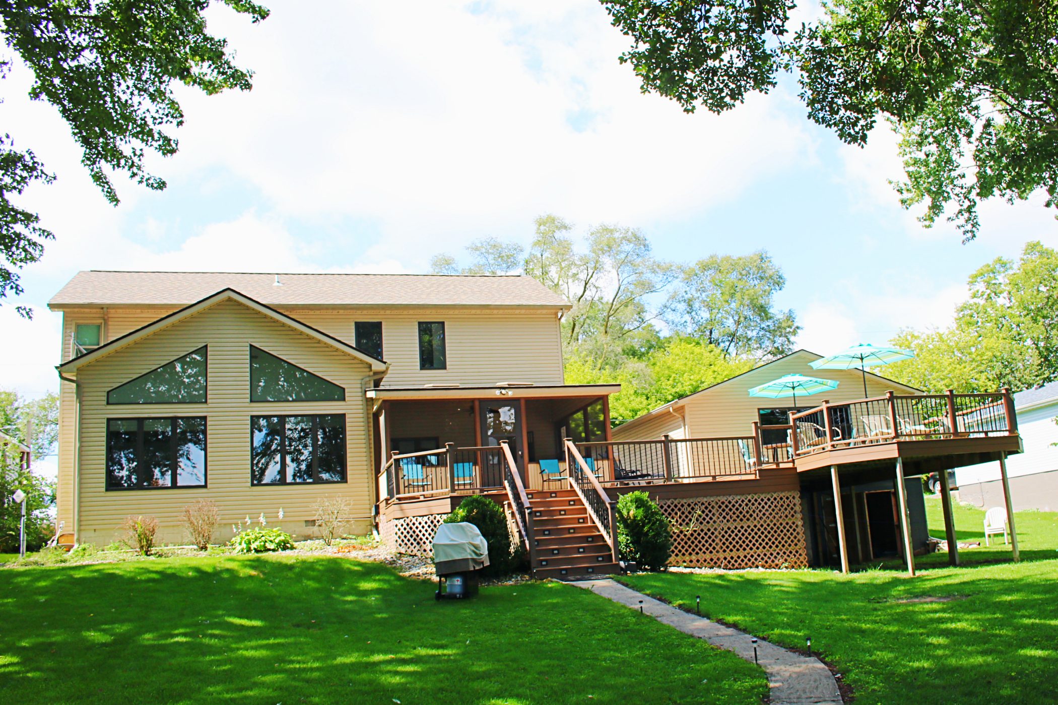 Spacious Modern Getaway on Golden Lake Houses for Rent in Pleasant